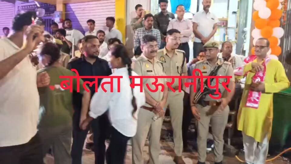 मऊरानीपुर मेला जलविहार महोत्सव में सुरक्षा व्यवस्था हेतु ग्रामीण पुलिस अधीक्षक,उपजिलाधिकारी व क्षेत्राधिकारी पूरी रात्रि नगर भ्रमण करते रहे