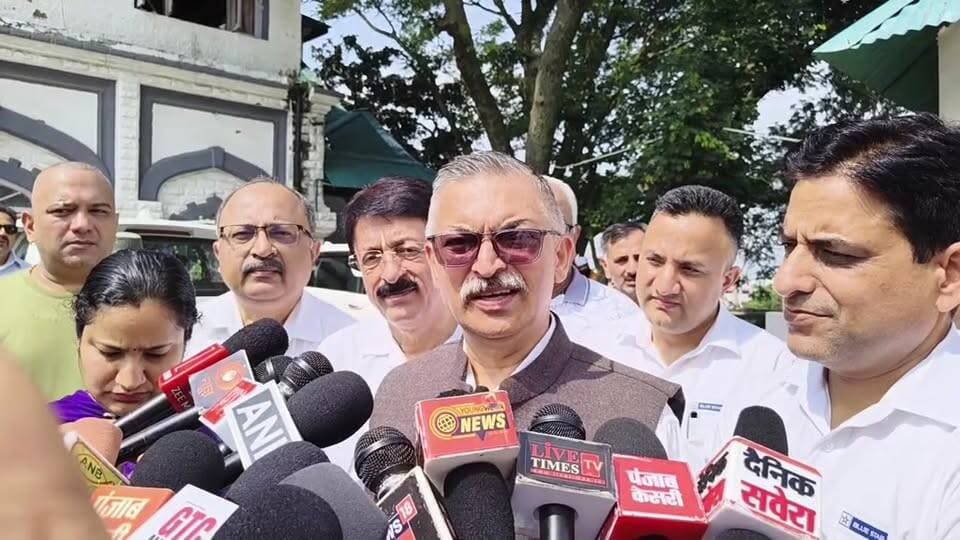 Live नाहन:विधायक अजय सोलंकी ने बच्चों को निःशुल्क शिक्षा एवं कंप्यूटर प्रशिक्षण प्रदान करने वाली मोबाइल कंप्यूटर वैन को हरी झंडी दिखाकर रवाना किया..