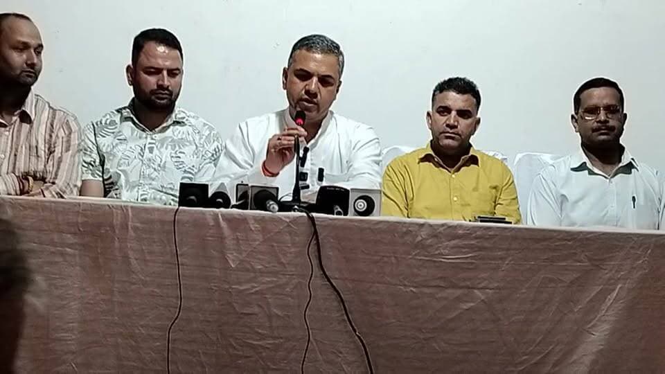 धर्मपुर भाजपा नेता रजत ठाकुर मंडी में प्रेस वार्ता करते हुए