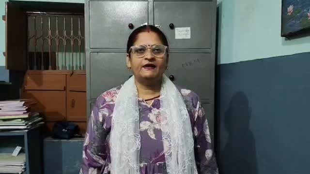 *जगतसिंहपुर छेड़खानी मामले में शीघ्र कार्रवाई की मांग, दोषियों की गिरफ्तारी नहीं हुई तो ऐपवा करेगी आंदोलन*
समस्तीपुर, 24 सितंबर 2026
कर्पूरीग्राम थाना क्षेत्र के जगतसिंह बांध पर युवती के साथ कथित छेड़खानी एवं अभद्र व्यवहार के वायरल वीडियो मामले में महिला संगठन ऐपवा ने पुलिस से शीघ्र कार्रवाई की मांग की है। संगठन ने चेतावनी दी है कि यदि आरोपियों की पहचान कर उनके विरुद्ध प्राथमिकी दर्ज कर गिरफ्तारी नहीं की गई तो आंदोलन चलाया जाएगा।
ऐपवा की समस्तीपुर जिलाध्यक्ष बंदना सिंह ने कहा कि वायरल वीडियो में एक लड़का और लड़की कहीं जाते दिखाई दे रहे हैं, जिन्हें कुछ युवकों द्वारा रोककर पीछा करने, गाली-गलौज करने तथा युवती के साथ कथित रूप से बदसलूकी करने का दृश्य सामने आया है। उन्होंने कहा कि घटना के एक दिन बाद भी पुलिस द्वारा मामले का पर्दाफाश नहीं किया जाना गंभीर चिंता का विषय है।
बंदना सिंह ने कहा कि महिलाओं और युवतियों की सुरक्षा सुनिश्चित करन