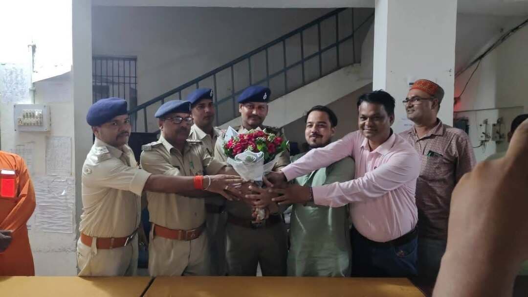 रफीगंज थाना में पदस्थापित एएसआई से एसआई में पदोन्नति प्राप्त होने पर पुलिस पदाधिकारियों एवं जनप्रतिनिधियों के द्वारा गुलदस्ता देकर स्वागत किया गया।