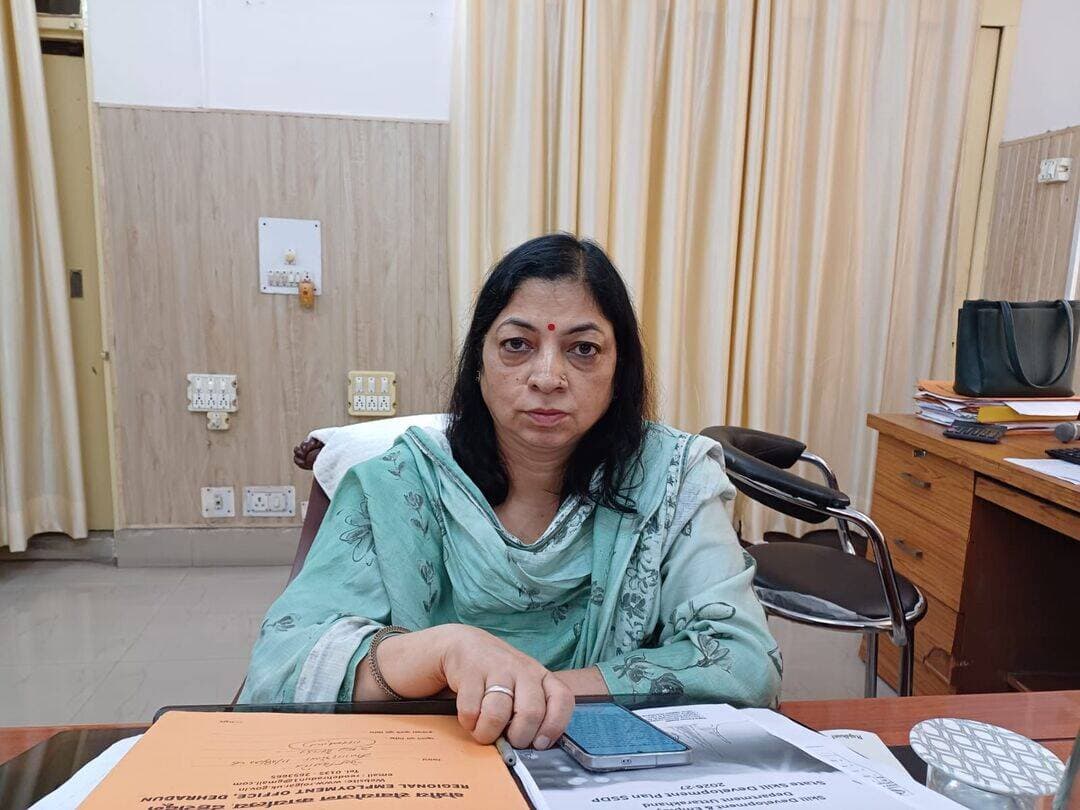 देहरादून में नौकरी का मौका, 18 कंपनियां करेंगी 904 पदों पर भर्ती.....
देहरादून।उत्तराखंड के बेरोजगार युवाओं के लिए रोजगार का बड़ा अवसर सामने आया है। कौशल विकास एवं सेवायोजन विभाग के अंतर्गत क्षेत्रीय सेवायोजन कार्यालय, देहरादून की ओर से 29 सितंबर 2026 को एक दिवसीय रोजगार मेले का आयोजन किया जाएगा। रोजगार मेला सुबह 10 बजे से शाम 5 बजे तक आयोजित होगा।
क्षेत्रीय सेवायोजन अधिकारी ममता चौहान नेगी ने बताया कि रोजगार मेले में 18 निजी क्षेत्र की प्रतिष्ठित कंपनियां प्रतिभाग करेंगी। इन कंपनियों की ओर से विभिन्न पदों पर कुल 904 रिक्तियों के लिए अभ्यर्थियों का चयन किया जाएगा। रोजगार मेले में देहरादून के साथ ही उत्तराखंड के अन्य जनपदों के बेरोजगार युवा भी शामिल हो सकते हैं।
इच्छुक अभ्यर्थियों की सुविधा के लिए क्षेत्रीय सेवायोजन कार्यालय परिसर में प्री-रजिस्ट्रेशन की व्यवस्था की गई है। अभ्यर्थी रोजगार मेले के दिन भी पंजीकरण करा सकेंगे। विभाग ने युवाओं से समय रहते पंजीकरण कराने और निर्धारित तिथि एवं समय पर रोजगार मेले में पहुंचने की अपील की है।
रोजगार मेले में शामिल होने वाले अभ्यर्थियों को अपने साथ बायोडाटा, मूल शैक्षणिक एवं अन्य प्रमाण-पत्र, प्रमाण-पत्रों की छायाप्रतियां, सेवायोजन कार्यालय का पंजीयन कार्ड और वैध पहचान पत्र लाना अनिवार्य होगा।
रोजगार मेले में कैंप 108, स्काई विंग एडवाइजर प्राइवेट लिमिटेड, बजाज ऑटो लिमिटेड, बजाज कैपिटल, टाटा इलेक्ट्रॉनिक, टाटा मोटर्स, आरएसपीएल मैनपॉवर, महिंद्रा एंड महिंद्रा, बार्बीक्यूनेशन, अकल इनफॉरमेशन सिस्टम लिमिटेड गुरुग्राम, मेंटर वाटर एक्सपर्ट और नील मेटल हरिद्वार समेत विभिन्न कंपनियां प्रतिभाग करेंगी।
इसके अलावा सेवायोजन विभाग, उत्तराखंड की ओर से संचालित मुख्यमंत्री कौशल उन्नयन एवं वैश्विक रोजगार योजना के तहत युवाओं के लिए दुबई में कंस्ट्रक्शन सेक्टर में रोजगार का अवसर भी उपलब्ध कराया जा रहा है। इसके लिए आईटीआई/आईटीआई सर्टिफिकेट धारक अभ्यर्थी पात्र होंगे। विभाग के अनुसार फ्रेशर अभ्यर्थियों के लिए 6 माह का अनुभव और 18 वर्ष की आयु निर्धारित की गई है।
विभाग का उद्देश्य उत्तराखंड के युवाओं को देश के साथ-साथ विदेशों में भी रोजगार के अवसर उपलब्ध कराना है। युवाओं से अपील की गई है कि वे रोजगार मेले में अधिक से अधिक संख्या में प्रतिभाग कर उपलब्ध अवसरों का लाभ उठाएं।
<nis:link nis:type=tag nis:id=dehradunjobs nis:value=DehradunJobs nis:enabled=true nis:link/> <nis:link nis:type=tag nis:id=rojgarmela2026 nis:value=RojgarMela2026 nis:enabled=true nis:link/> <nis:link nis:type=tag nis:id=uttarakhandjobs nis:value=UttarakhandJobs nis:enabled=true nis:link/> <nis:link nis:type=tag nis:id=dehradunrojgarmela nis:value=DehradunRojgarMela nis:enabled=true nis:link/> <nis:link nis:type=tag nis:id=jobvacancy nis:value=JobVacancy nis:enabled=true nis:link/> <nis:link nis:type=tag nis:id=employmentnews nis:value=EmploymentNews nis:enabled=true nis:link/> <nis:link nis:type=tag nis:id=privatejobs nis:value=PrivateJobs nis:enabled=true nis:link/> <nis:link nis:type=tag nis:id=itijobs nis:value=ITIJobs nis:enabled=true nis:link/> <nis:link nis:type=tag nis:id=dubaijobs nis:value=DubaiJobs nis:enabled=true nis:link/> <nis:link nis:type=tag nis:id=uttarakhandemployment nis:value=UttarakhandEmployment nis:enabled=true nis:link/> <nis:link nis:type=tag nis:id=dehradunemployment nis:value=DehradunEmployment nis:enabled=true nis:link/> <nis:link nis:type=tag nis:id=uttarakhandbroadcast nis:value=UttarakhandBroadcast nis:enabled=true nis:link/>