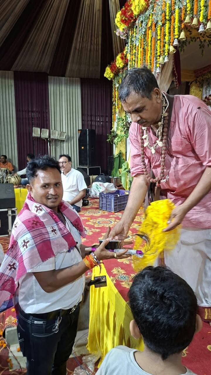 चित्रकूट में भगवान श्रीकृष्ण जन्मोत्सव के अवसर पर दो दिवसीय जल विहार यात्रा धूमधाम के साथ निकाली गई।
शंकर बाजार से शुरू हुई भगवान श्रीकृष्ण की भव्य शोभायात्रा धनुष चौराहा, बस स्टैंड और पुरानी बाजार होते हुए रामघाट पहुंची। यहां भगवान श्रीकृष्ण का नौका विहार कराया गया, जिसमें सैकड़ों श्रद्धालु शामिल हुए।
वहीं दूसरे दिन भगवान श्रीकृष्ण का छठी-बरहो श्रृंगार किया गया। इसके साथ ही तुलादान, छप्पन भोग, भजन-कीर्तन और भंडारे का आयोजन हुआ।
पूरे आयोजन के दौरान श्रद्धालु भगवान श्रीकृष्ण के जयकारे लगाते नजर आए और रामघाट का पूरा वातावरण भक्तिमय हो गया।