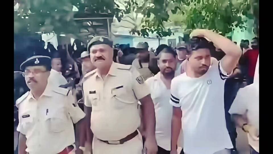 #Bihar - जमुई में नाबालिक लड़की से छेड़छाड़ कांड में बड़ी कार्रवाई, 8 आरोपी गिरफ्तार ! जमुई छेड़छाड़ कांड में पुलिस ने वायरल वीडियो के आधार पर अब तक की बड़ी कार्रवाई करते हुए 6 आरोपियों को गिरफ्तार किया है। जमुई मामले में पुलिस की कार्रवाई लगातार जारी है।
#वायरल #BiharPolice