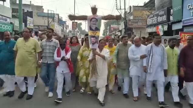 1. किच्छा निकाय चुनाव विवाद पर भाजपा का प्रदर्शन, कांग्रेस का पुतला दहन कर राजेश प्रताप सिंह की तत्काल गिरफ्तारी की उठी मांग
2. किच्छा निकाय चुनाव विवाद ने पकड़ा तूल, भाजपा कार्यकर्ताओं ने कांग्रेस का पुतला फूंका, राजेश प्रताप सिंह की गिरफ्तारी को लेकर जोरदार प्रदर्शन
3. किच्छा निकाय चुनाव विवाद को लेकर भाजपा का हल्लाबोल, कांग्रेस के खिलाफ प्रदर्शन और पुतला दहन, राजेश प्रताप सिंह की गिरफ्तारी की मांग
4. निकाय चुनाव विवाद पर सियासी संग्राम तेज, भाजपा ने कांग्रेस का पुतला फूंका, राजेश प्रताप सिंह पर कार्रवाई और तत्काल गिरफ्तारी की मांग