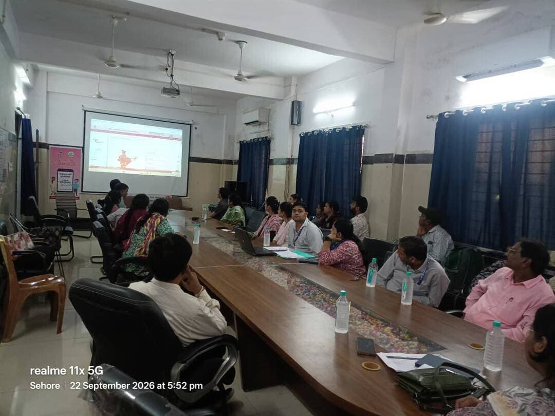 एड्स नियंत्रण कार्यक्रम की गतिविधियों की समीक्षा, एनएसपी फैसिलिटी का किया निरीक्षण
मुख्य चिकित्सा एवं स्वास्थ्य अधिकारी जिला सीहोर डॉ. सुधीर कुमार डेरिया ने बताया कि 22 एवं 23 सितंबर 2026 को डॉ. राखी गुप्ता, डी.एस.पी. उपसंचालक एवं श्री वैभव पाटिल, सहायक संचालक, डी.एस.सी.डी. द्वारा जिले में संचालित समस्त एनएसपी फैसिलिटी का दौरा कर एच.आई.वी./एड्स नियंत्रण कार्यक्रम की समीक्षा की गई। इस दौरान जिला एड्स नोडल अधिकारी डॉ. जे.डी. कोरी उपस्थित रहे।
समिति के निर्देशानुसार अधिकारियों द्वारा सीहोर जिले का दौरा कर समस्त एनएसपी फैसिलिटी का निरीक्षण किया गया। निरीक्षण के दौरान संचालित गतिविधियों, व्यवस्थाओं एवं संबंधित कार्यों की जानकारी ली गई। साथ ही संबंधित अधिकारियों एवं फैसिलिटी स्टाफ के साथ एड्स नियंत्रण कार्यक्रम के क्रियान्वयन की समीक्षा की गई तथा आवश्यक अभिलेखों का अवलोकन किया गया।
कार्यक्रम के प्रभावी संचालन एवं निर्धारित गतिविधियों के बेहतर क्रियान्वयन के संबंध में आवश्यक दिशा-निर्देश भी दिए गए। यह दौरा मध्यप्रदेश राज्य एड्स नियंत्रण समिति द्वारा प्रदेश के विभिन्न जिलों में निर्धारित समीक्षा कार्यक्रम के तहत आयोजित किया गया। इस समीक्षा का मुख्य उद्देश्य जिले में एड्स नियंत्रण कार्यक्रम की गतिविधियों की स्थिति की समीक्षा करना, एनएसपी फैसिलिटी की व्यवस्थाओं का जायजा लेना तथा कार्यक्रम का प्रभावी संचालन सुनिश्चित करना रहा।
#डॉ_मोहन_यादव_का_विकसित_MP #सेवा_संकल्प_अभियान_2026 #विकसित_भारत #ModiAt25 #JansamparkMP #CMMadhyaPradesh #MadhyaPradesh #sehore