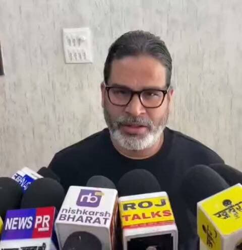*PK ने जमुई में में छात्रा के साथ छेड़छाड़ के मामले पर सरकार को घेरा, बोले- यह भयावह-विभत्स घटना है, जब से सम्राट चौधरी CM बने हैं हर हफ्ते में ऐसी घटना देखने-सुनने को मिलती है, नीट की छात्रा का रेप-हत्या, बेगूसराय की लड़की को होटल से खींचने या जमुई की घटना, यह दिखाता है कि सरकार का दावा बिहार को अपराध मुक्त बनाना नहीं बल्कि ये अपराध युक्त बना रहे हैं*
*प्रशांत किशोर ने PM के 'बेटी बचाओ-बेटी पढ़ाओ' पर कसा तंज, बोले- मोदी जी का ये नारा ठीक है लेकिन अब समय है उसमें एक शब्द जोड़ने का, "खुद ही अपनी बेटी को पढ़ाओ और खुद ही अपनी बेटी को बचाओ", मोदी जी न आपके बच्चों को पढ़ाने की चिंता करेंगे और न ही उनकी सुरक्षा की चिंता*
#jansuraj #prashantkishor #BiharPolitics #bihar #jamui #BreakingNews #HindiNews #usa