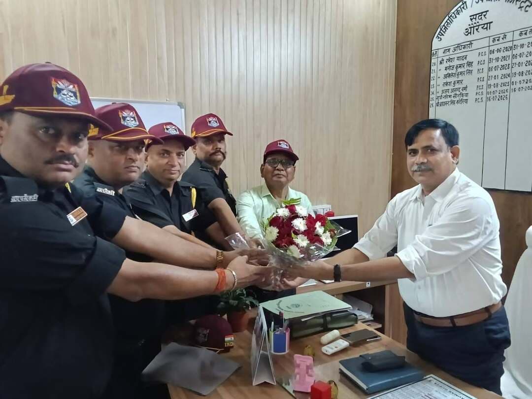 🚨🇮🇳 औरैया में ECHS पॉलीक्लिनिक की मांग हुई तेज 🇮🇳🚨
देश की रक्षा में अपना जीवन समर्पित करने वाले पूर्व सैनिकों, वीर नारियों और उनके आश्रितों के लिए औरैया से एक बड़ी मांग उठी है। इंडियन वेटरन्स ऑर्गनाइजेशन ने रक्षा मंत्री को पत्र भेजकर जनपद औरैया में ECHS पॉलीक्लिनिक की स्थापना की मांग की है।
संगठन का कहना है कि जिले में लगभग 15 हजार पूर्व सैनिक, वीर नारियां एवं ECHS लाभार्थी हैं, लेकिन स्थानीय पॉलीक्लिनिक न होने के कारण उन्हें इलाज के लिए इटावा या कानपुर जाना पड़ता है। ऐसे में स्वास्थ्य सुविधाओं के लिए लंबी दूरी तय करना कई परिवारों के लिए कठिन साबित होता है।
बताया गया कि 7 अगस्त 2026 को रक्षा मंत्री को भेजे गए पत्र में औरैया में ECHS पॉलीक्लिनिक स्थापित करने, लाभार्थियों का आकलन कराने तथा आवश्यक संसाधन उपलब्ध कराने का अनुरोध किया गया है। इसी क्रम में पूर्व सैनिकों के प्रतिनिधिमंडल ने एसडीएम औरैया ब्रह्मानंद सिंह काठेरिया से मुलाकात कर अपनी मांग रखी।
पूर्व सैनिकों का मानना है कि यदि औरैया में ECHS पॉलीक्लिनिक स्थापित होता है तो हजारों पूर्व सैनिकों, वीर नारियों और उनके परिवारों को बेहतर स्वास्थ्य सुविधाएं स्थानीय स्तर पर मिल सकेंगी।
🇮🇳 देश की सेवा करने वालों के सम्मान में अब स्वास्थ्य सुविधाओं को लेकर भी आवाज बुलंद होने लगी है।
📍 आप क्या सोचते हैं, क्या औरैया में ECHS पॉलीक्लिनिक की स्थापना होनी चाहिए? अपनी राय कमेंट में बताएं।
#BIGBREAKING #औरैया #ECHS #पूर्वसैनिक #वीरनारी