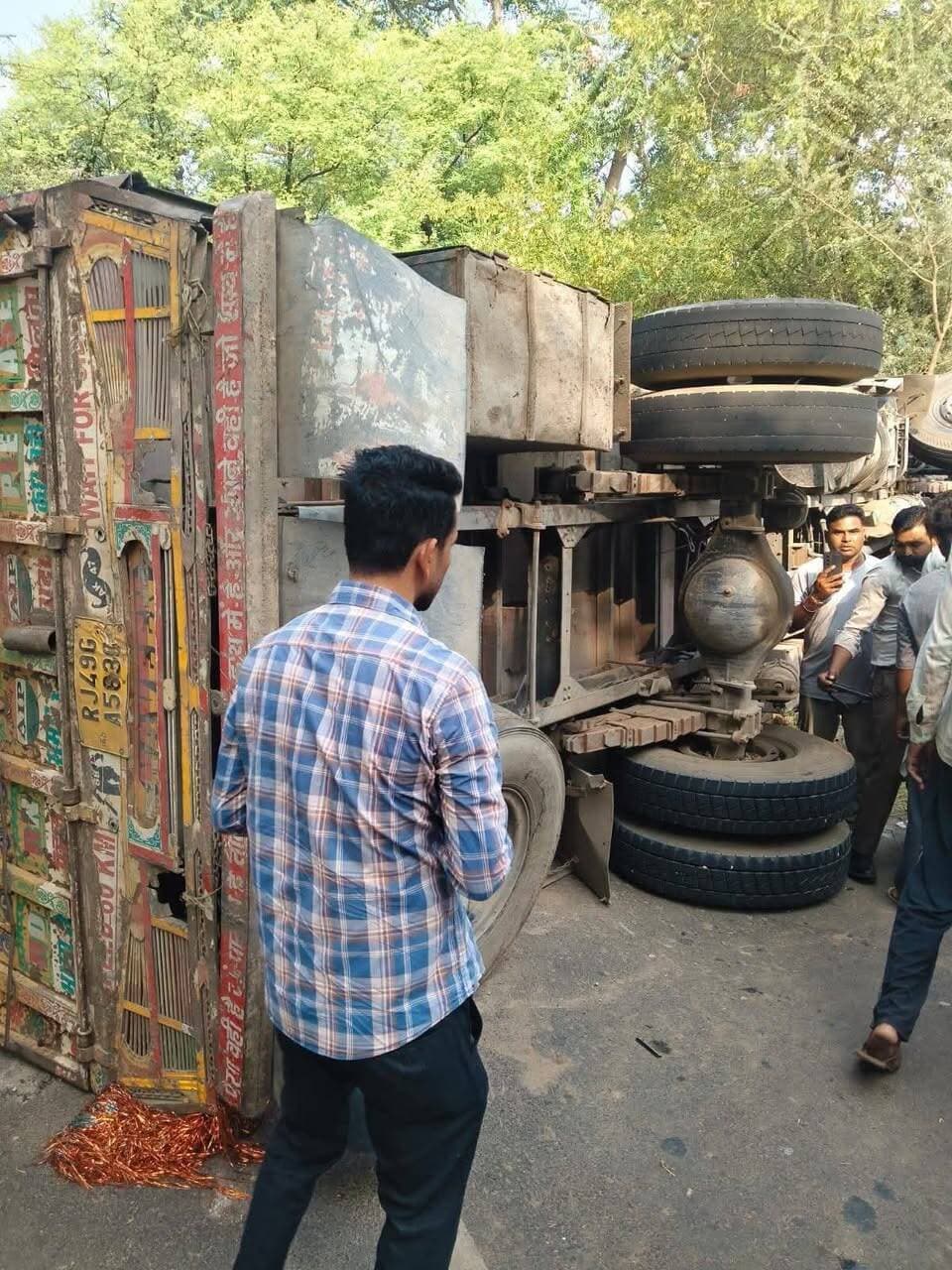 मल्लेकां के पास मजदूरों से भरी ट्राली और ट्रक की भिड़ंत, 5 की मौत, कई घायल
सिरसा।
सिरसा जिले में वीरवार सुबह मल्लेकां गांव के पास मजदूरों से भरी ट्राली और ट्रक के बीच भीषण सड़क हादसा हो गया। हादसे में ट्राली में सवार करीब पांच लोगों की मौत होने की प्राथमिक सूचना है, जबकि कई अन्य घायल बताए जा रहे हैं। घायलों को महेंद्रा कैंपर के माध्यम से सिविल अस्पताल सिरसा पहुंचाया गया है। जानकारी के अनुसार हादसा वीरवार सुबह लगभग 9 बजे मल्लेकां गांव के पास हुआ। टक्कर इतनी जोरदार थी कि ट्राली में सवार कई मजदूर घायल हो गए। हादसे के बाद मौके पर चीख-पुकार मच गई। आसपास के लोगों ने घायलों को वाहनों के माध्यम से अस्पताल पहुंचाने में मदद की। हादसे की सूचना मिलते ही मल्लेकां चौकी पुलिस मौके पर पहुंच गई। पुलिस ने घटनास्थल का जायजा लेने के साथ ही सड़क पर लगे जाम को खुलवाने का प्रयास शुरू किया। हादसे के कारण सड़क के दोनों ओर वाहनों की कतार लग गई। पुलिस के अनुसार, मृतकों और घायलों की संख्या की अभी आधिकारिक पुष्टि नहीं हुई है। घायलों की पहचान की जा रही है तथा हादसे के संबंध में विस्तृत जानकारी सिरसा टुडे द्वारा जुटाई जा रही है।
गांव ओटू से चली थी ट्रैक्टर-ट्राली, मल्लेकां में हुई टक्कर
प्राथमिक जानकारी के अनुसार, ट्रैक्टर-ट्राली मालिक सुरेंद्र वीरवार सुबह करीब छह बजे गांव ओटू से 20 से 25 महिला-पुरुष मजदूरों को लेकर गांव गुड़िया खेड़ा में नरमा चुगाई के लिए निकले थे। मल्लेकां गांव में सरपंच के पेट्रोल पंप के पास उनकी ट्रैक्टर-ट्राली की सिरसा की ओर से आ रहे ट्रक से टक्कर हो गई।
ट्रक ने अचानक मारा कट, बाइक सवार भी चपेट में आए
प्रत्यक्षदर्शियों के मुताबिक, ट्रक की रफ्तार तेज थी और उसमें सामान भरा हुआ था। मल्लेकां के पास ट्रैक्टर-ट्राली के नजदीक पहुंचने पर ट्रक चालक ने अचानक कट मार दिया। इस दौरान तीन बाइक सवार युवक भी ट्रक की चपेट में आ गए। बाइक सवारों को बचाने के प्रयास में ट्रैक्टर-ट्राली अनियंत्रित होकर ट्रक से जा टकराई। हादसे के बाद सड़क पर जाम लग गया। सूचना मिलने पर पुलिस मौके पर पहुंची और जाम खुलवाने में जुट गई। मृतकों और घायलों की पहचान की जा रही है। शुरुआती जांच में तेज रफ्तार ट्रक चालक द्वारा अचानक कट मारना हादसे की वजह बताया जा रहा है।