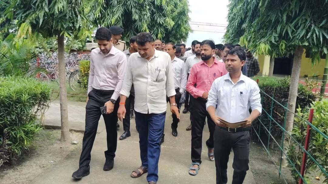 किशनगंज डीएम नवीन कुमार ने दिघलबैंक प्रखंड क्षेत्र का दौरा किया डीएम ने प्रखंड क्षेत्र के अलग-अलग पंचायत में विकास योजना का निरीक्षण किया