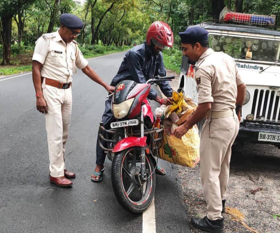 पुलिस अधीक्षक, किशनगंज के निर्देशानुसार प्रातः कालीन गश्ती के दौरान जिला के विभिन्न थाना क्षेत्रों एवं प्रमुख मार्गों पर विशेष वाहन चेकिंग अभियान' चलाया गया।
इस दौरान पुलिस टीमों ने दोपहिया एवं चारपहिया वाहनों को रोककर आवश्यक दस्तावेजों, ड्राइविंग लाइसेंस, हेलमेट, सीट बेल्ट तथा वाहन की वैधता की जाँच की।
पुलिस बल द्वारा बाजार क्षेत्रों, चौक-चौराहों, संवेदनशील स्थानों एवं सीमावर्ती मार्गों पर विशेष निगरानी की जा रही है।
किशनगंज पुलिस जिला में कानून-व्यवस्था बनाए रखने, अपराध की रोकथाम तथा आमजन की सुरक्षा सुनिश्चित करने के लिए लगातार सतर्क एवं प्रतिबद्ध है।