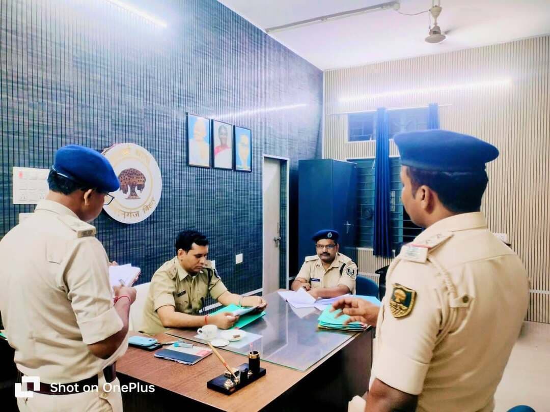 पुलिस अधीक्षक, किशनगंज के द्वारा किशनगंज थाना का 'कांड समीक्षा (Case Review)' किया गया।
कांड समीक्षा के दौरान थाना में दर्ज विभिन्न कांडों की अद्यतन स्थिति, अनुसंधान की प्रगति, लंबित कांडों के निष्पादन तथा महत्वपूर्ण कांडों में की जा रही कार्रवाई की गहन समीक्षा की गई।
पुलिस अधीक्षक महोदय के द्वारा संबंधित अनुसंधानकर्ताओं को साक्ष्यों के आधार पर त्वरित एवं गुणवत्तापूर्ण अनुसंधान सुनिश्चित करने तथा लंबित कांडों के शीघ्र निष्पादन हेतु आवश्यक दिशा-निर्देश दिए गए।
साथ ही, कांडों के अनुसंधान में विधि-सम्मत प्रक्रिया का अनुपालन करते हुए प्रभावी एवं परिणामोन्मुख कार्रवाई सुनिश्चित करने पर विशेष जोर दिया गया।