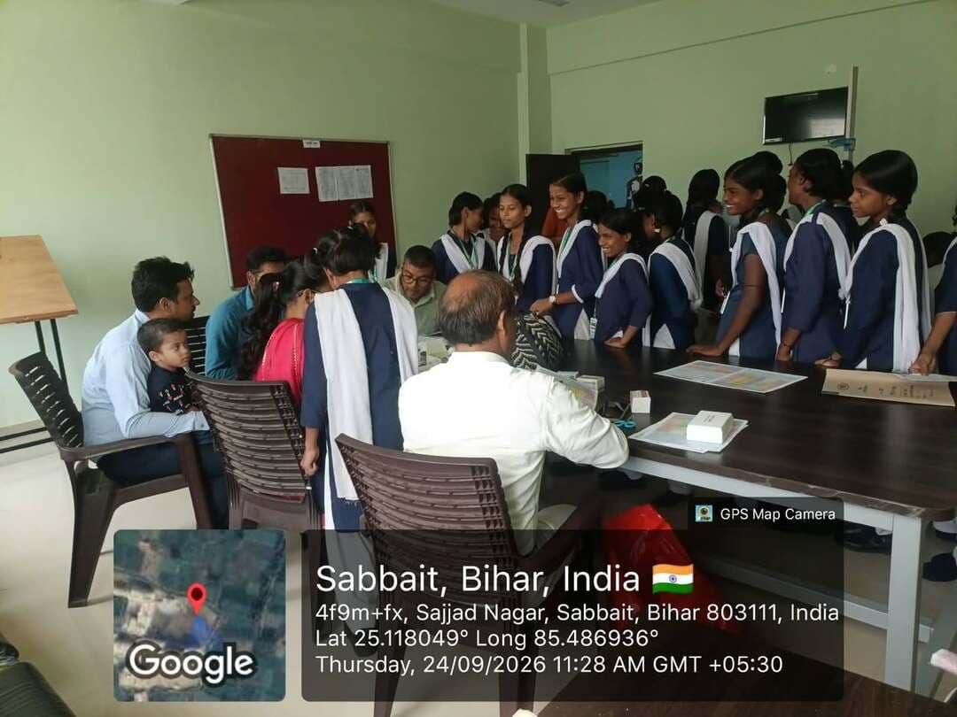 छात्राओं के स्वास्थ्य परीक्षण के लिए विद्यालय में मेडिकल कैंप का आयोजन 24 सितंबर को किया गया। छात्राओं के स्वास्थ्य एवं बेहतर चिकित्सा सुविधा के उद्देश्य से आज अन्य पिछड़ा वर्ग कन्या आवासीय उच्च विद्यालय, सब्बैत, नालंदा में मेडिकल कैंप का आयोजन किया गया। कैंप में चिकित्सकों एवं स्वास्थ्यकर्मियों की टीम ने विद्यालय की छात्राओं का स्वास्थ्य परीक्षण किया।
इस दौरान छात्राओं की सामान्य स्वास्थ्य जांच, रक्तचाप, वजन सहित आवश्यक स्वास्थ्य परीक्षण किए गए तथा स्वास्थ्य संबंधी आवश्यक परामर्श एवं सुझाव दिए गए। चिकित्सकों ने छात्राओं को संतुलित आहार, स्वच्छता, नियमित व्यायाम तथा स्वस्थ जीवनशैली के प्रति जागरूक किया।
विद्यालय के प्रधानाचार्य ने कहा कि छात्राओं के सर्वांगीण विकास के लिए शिक्षा के साथ-साथ उनका स्वस्थ रहना भी अत्यंत आवश्यक है। समय-समय पर इस प्रकार के स्वास्थ्य शिविर आयोजित होने से छात्राओं को स्वास्थ्य संबंधी समस्याओं की पहचान एवं उचित मार्गदर्शन प्राप्त होता है।
मेडिकल कैंप के आयोजन से छात्राओं एवं विद्यालय परिवार में खुशी का माहौल रहा। जिला कल्याण पदाधिकारी ने चिकित्सकीय टीम एवं स्वास्थ्य विभाग के प्रति आभार व्यक्त किया।
Samrat Choudhary
CMO Bihar
Bihar Education Department
Information & Public Relations Department, Government of Bihar
Bihar Health Department