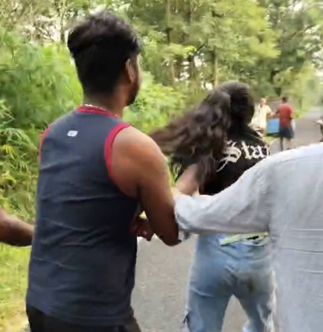 समस्तीपुर में जमुई जैसी घटना
युवती से कथित छे/ड़खानी का वीडियो सोशल मीडिया पर वायरल..
मामला पुलिस के संज्ञान में आने के बाद जांच शुरू...
पुलिस ने त्वरित कार्रवाई करते हए चार लोगों को हिरासत में लेकर पूछताछ की शुरू