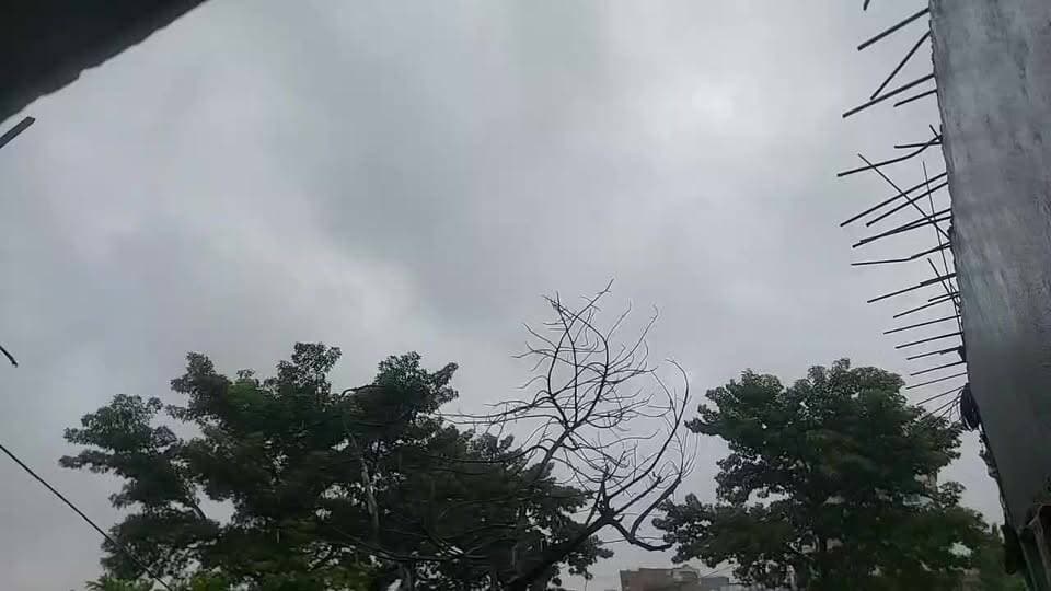 तेज हवा के साथ झमाझम बारिश शुरू