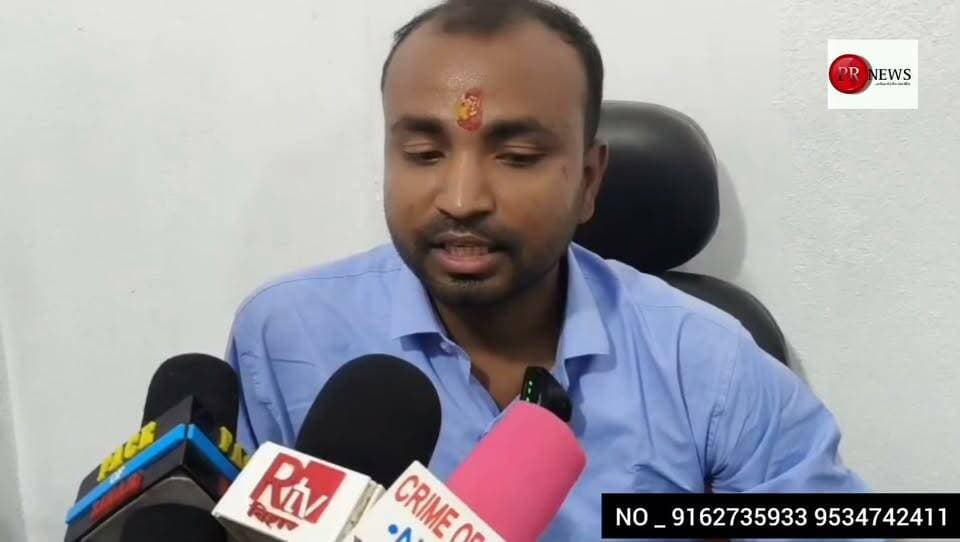 बेगूसराय मे श्री कश्यप आयुर्वेद चिकित्सालय की नई शाखा का बलिया में शुभारंभ
बेगूसराय के बाद अब छोटी बलिया स्टेशन रोड में भी मिलेगी आयुर्वेदिक चिकित्सा व परामर्श की सुविधा
बलिया। आयुर्वेदिक चिकित्सा पद्धति के प्रति लोगों के बढ़ते भरोसे को देखते हुए श्री कश्यप आयुर्वेद चिकित्सालय ने अब बलिया में भी अपनी नई शाखा की शुरुआत की है। छोटी बलिया स्टेशन रोड स्थित कांग्रेस भवन के सामने मंगलवार को चिकित्सालय की नई शाखा का उद्घाटन किया गया। नई शाखा के शुरू होने से बलिया एवं आसपास के क्षेत्र के लोगों को आयुर्वेदिक चिकित्सा एवं चिकित्सकीय परामर्श की सुविधा अपने शहर में ही उपलब्ध हो सकेगी।
श्री कश्यप आयुर्वेद चिकित्सालय की पहली शाखा बेगूसराय के सुभाष चौक पर संचालित हो रही है। वहां आयुर्वेदिक चिकित्सा एवं परामर्श के लिए लोगों का पहुंचना लगातार जारी है। इसी क्रम में चिकित्सालय की सेवाओं का विस्तार करते हुए अब बलिया में दूसरी शाखा शुरू की गई है।
चिकित्सालय में आयुर्वेदिक चिकित्सा पद्धति के अनुसार मरीजों को चिकित्सकीय परामर्श और उपचार की सुविधा उपलब्ध कराने की बात कही गई है। संचालकों के अनुसार, लोगों तक आयुर्वेदिक चिकित्सा की सुविधा पहुंचाने और स्वास्थ्य संबंधी समस्याओं में उचित चिकित्सकीय मार्गदर्शन उपलब्ध कराने के उद्देश्य से नई शाखा की शुरुआत की गई है।
नई शाखा के शुभारंभ को लेकर स्थानीय लोगों में भी उत्साह देखा गया। चिकित्सालय प्रबंधन ने लोगों से स्वास्थ्य संबंधी समस्याओं के लिए योग्य चिकित्सक से परामर्श लेने की अपील की है।
पता: श्री कश्यप आयुर्वेद चिकित्सालय, छोटी बलिया स्टेशन रोड, कांग्रेस भवन के सामने।
संपर्क: 9162735933 ,9534742411