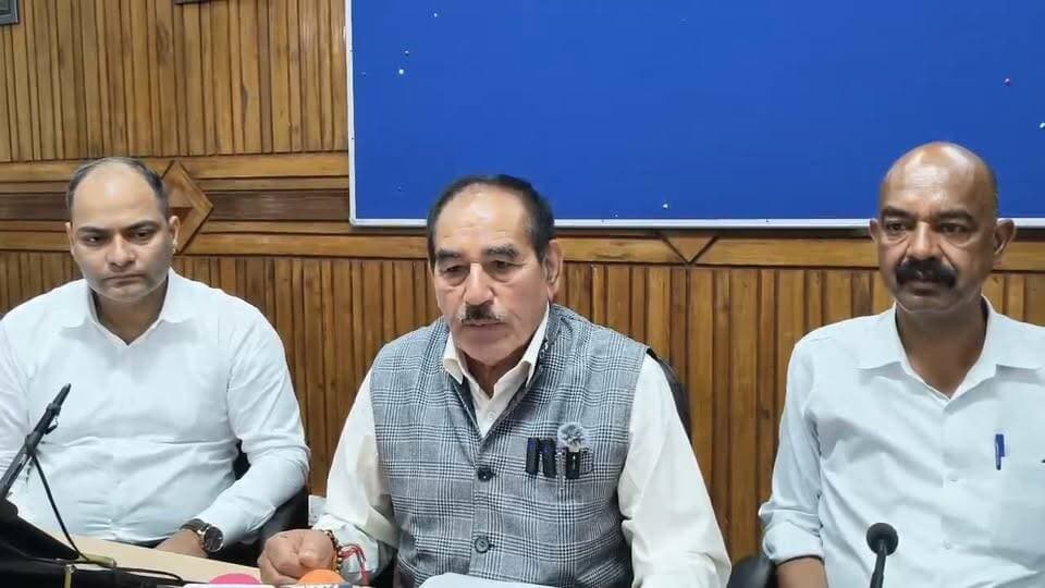राज्य आंदोलनकारियों की मांगों पर चम्पावत में मंथन, शेष मांगों का ड्राफ्ट सीएम के समक्ष रखा जाएगा
राज्य आंदोलनकारियों का सम्मान और हितों की रक्षा सरकार की प्राथमिकता : राज्य निर्माण आंदोलनकारी सम्मान परिषद के अध्यक्ष हुकम सिंह कुँवर