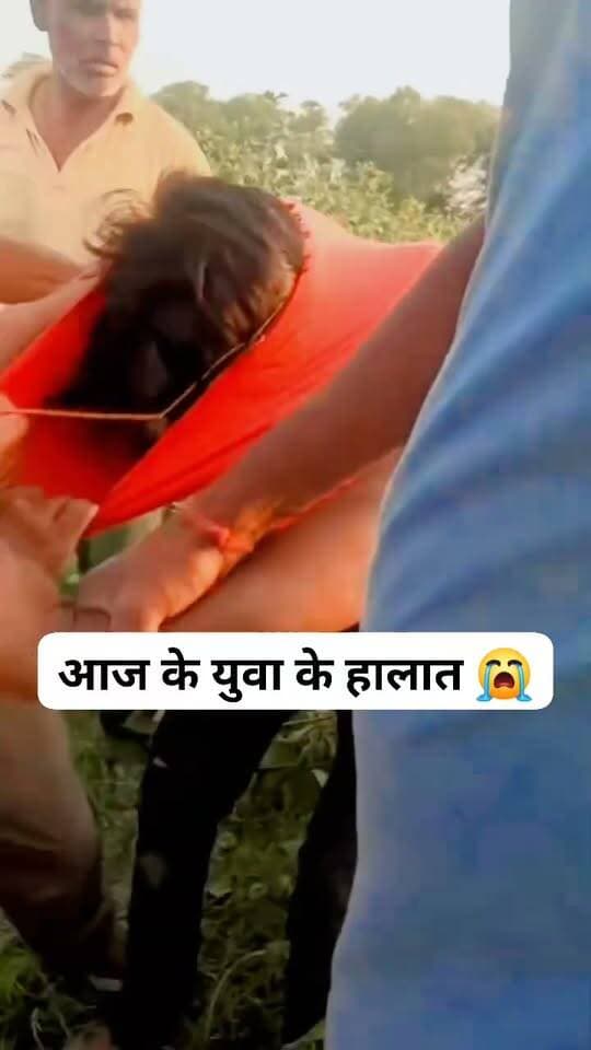 🚨 नरमा के खेत में नशीली गोलियां बेचते युवक को ग्रामीणों ने पकड़ा!
📍 #समेजा #कोठी | गांव 19 पीटीडी
#गांव 19 पीटीडी में नरमा के खेत में प्रतिबंधित नशीली गोलियां बेचने का मामला सामने आया है। ग्रामीणों ने कृष्ण लाल पुत्र शोभाराम, निवासी 19 पीटीडी को कथित रूप से नशीली गोलियां बेचते हुए पकड़ लिया।
सूचना मिलने पर समेजा कोठी पुलिस मौके पर पहुंची। पुलिस के अनुसार/मिली जानकारी के मुताबिक युवक के पास से नशीली गोलियां और एक कैंची बरामद की गई।
📹 मौके पर ग्रामीणों द्वारा बनाया गया वीडियो भी सामने आया है। बताया जा रहा है कि गोलियां खरीदने पहुंचे कुछ लोग ग्रामीणों को देखकर मौके से फरार हो गए।
ग्रामीणों ने गांव में बढ़ते नशे के कारोबार पर चिंता जताते हुए पुलिस से नशीली दवाओं की बिक्री पर सख्त कार्रवाई की मांग की है।
⚠️ नोट: मामले में पुलिस की जांच और कानूनी कार्रवाई के बाद ही पूरी स्थिति स्पष्ट होगी।
#KBPNewsRajasthan #FacebookViral #SriGanganagar #RajasthanPolice #SPSriGanganagar #SamjhaKothi #19PTD #NashaMuktRajasthan #LatestNews #ViralNews #RajasthanNews #BreakingNews #haryana #punjab