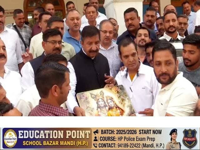 फैसला हुआ, पांच महीने बाद भी अधिसूचना जारी नहीं कर पाई प्रदेश सरकार
12 साल की जगह 8 साल में कॉन्ट्रैक्ट की मांग, फिर डिप्टी सीएम के दरबार पहुंचे जल रक्षक