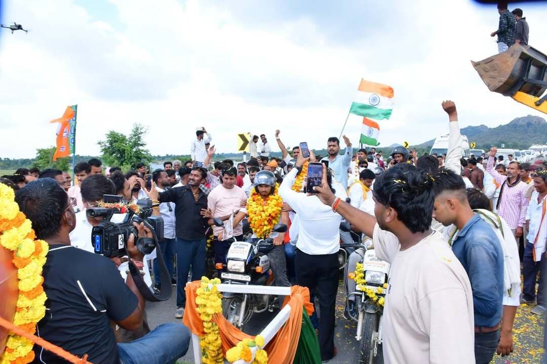 सेवा संकल्प अभियान-2026 अंतर्गत संचालित ‘सेवा संकल्प यात्रा’ (जन जल सेवा संकल्प यात्रा) का आज टीकमगढ़ जिले में प्रवेश हुआ। बल्देवगढ़ तहसील अंतर्गत ग्राम इमलीघाट पहुंचने पर जिले की सीमा पर सेवा संकल्प यात्रा के आगमन पर जनप्रतिनिधियों एवं स्थानीय नागरिकों द्वारा यात्रा का आत्मीय स्वागत किया गया।
Jansampark Madhya Pradesh
#SevaSankalpAbhiyan
#सेवा_संकल्प_अभियान
#JansamparkMP
#Jansamparktikamgarh
#tikamgarh