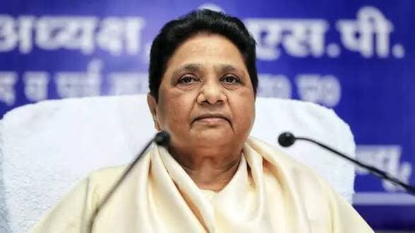 मायावती का बड़ा सियासी दांव, ईशान आनंद को मिली जिम्मेदारी; विपक्षी खेमे में बढ़ी बेचैनी
लखनऊ। उत्तर प्रदेश की राजनीति में बहुजन समाज पार्टी ने संगठन के स्तर पर बड़ा बदलाव किया है। 2027 विधानसभा चुनाव से पहले बसपा सुप्रीमो मायावती ने अपने छोटे भतीजे ईशान आनंद को पार्टी का नया राष्ट्रीय संयोजक नियुक्त किया है। 23 सितंबर को लखनऊ में हुई बसपा की राष्ट्रीय कार्यकारिणी की बैठक में यह फैसला लिया गया। ईशान को यह जिम्मेदारी ऐसे समय मिली है, जब उनके बड़े भाई आकाश आनंद को हाल ही में पार्टी की सभी जिम्मेदारियों से मुक्त कर दिया गया था।
ईशान आनंद की नई भूमिका ने बसपा के साथ-साथ प्रदेश की सियासत में भी चर्चाओं को तेज कर दिया है। पार्टी संगठन को मजबूत करने, कार्यकर्ताओं को सक्रिय करने और युवा मतदाताओं तक पहुंच बढ़ाने की चुनौती अब उनके सामने होगी। मायावती ने पार्टी पदाधिकारियों से 2027 के विधानसभा चुनाव को ध्यान में रखते हुए संगठन को मजबूत करने पर जोर दिया है।
कानून की पढ़ाई कर चुके ईशान आनंद पिछले कुछ समय से बसपा की गतिविधियों में सक्रिय नजर आ रहे हैं। राष्ट्रीय संयोजक की जिम्मेदारी मिलने के बाद उन्होंने मायावती का आभार जताया और पूरी ईमानदारी व समर्पण के साथ पार्टी के लिए काम करने का भरोसा दिया। उन्होंने डॉ. भीमराव आंबेडकर और कांशीराम की विचारधारा को आगे बढ़ाने की बात भी कही।
मायावती के इस फैसले के बाद 2027 के चुनाव से पहले बसपा की रणनीति को लेकर राजनीतिक हलकों में अटकलें और चर्चाएं बढ़ गई हैं। विपक्षी दल भी बसपा के संगठनात्मक बदलाव और उसके संभावित चुनावी असर पर नजर बनाए हुए हैं। अब देखना होगा कि ईशान आनंद की नई भूमिका पार्टी के जमीनी संगठन और आगामी चुनावी तैयारियों को किस तरह प्रभावित करती है।