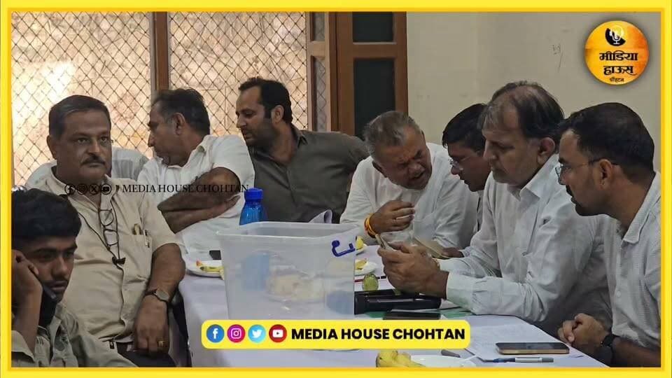 बाड़मेर के चौहटन में लॉटरी प्रक्रिया पर आपत्ति जताने के लिए पहुंचे कांग्रेस के नेता प्रशासन अब निकलेगा दोबारा लॉटरी,