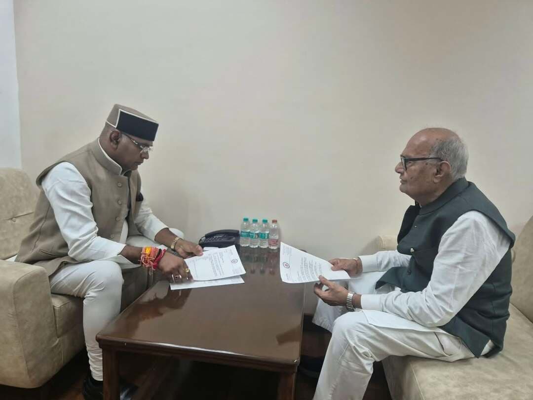 दमोह की खेल अधोसंरचना के सशक्तिकरण हेतु दमोह विधायक श्री मलैया ने मंत्री श्री विश्वास सारंग से भेंट
दमोह विधायक जयंत कुमार मलैया ने प्रदेश के खेल एवं युवा कल्याण मंत्री विश्वास सारंग से सौजन्य भेंट कर दमोह में खेल सुविधाओं के विस्तार एवं सुदृढ़ीकरण को लेकर चर्चा की।
इस दौरान नवीन स्टेडियम एवं रनिंग ट्रैक निर्माण, वर्तमान स्टेडियम में खिलाड़ियों के लिए हॉस्टल, बाउंड्रीवॉल एवं मरम्मत कार्य, खेल प्रशिक्षकों की नियुक्ति, हॉकी एस्ट्रोटर्फ पर फ्लड लाइट तथा ग्रामीण क्षेत्रों की 10 बड़ी ग्राम पंचायतों में ओपन जिम की स्थापना हेतु आग्रह किया गया।
