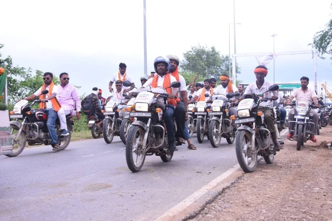 जनसेवा संकल्प यात्रा का आत्मीय स्वागत
प्रदेश के आनंद विभाग राज्यमंत्री (स्वतंत्र प्रभार) लखन पटेल ने हटा टोल प्लाजा पर जनसेवा संकल्प यात्रा का फूल-मालाओं से आत्मीय स्वागत किया। इसके बाद वे यात्रा के साथ मोटरसाइकिल पर सवार होकर फतेहपुर के लिए रवाना हुए।
#सेवा_संकल्प_अभियान