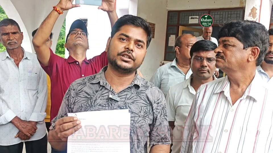 दुकानदार ने लगाया रंगदारी मांगने और परिवार को धमकाने का आरोप, एसपी, डीएम को दी शिकायत
#मऊ #शिकायत #रंगदारी #खबरेंअभीतक #KhabareAbhiTak