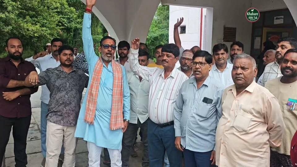 भिटी चौक के दुकानदारों का आरोप-व्यापारी वर्ग को किया जा रहा है लगातार प्रताड़ित
#मऊ #भिटीचौक #पुलिस #खबरेंअभीतक #KhabareAbhiTak