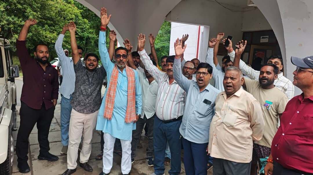 मऊ में दुकानदार ने लगाया रंगदारी मांगने और धमकी देने का आरोप, डीएम,एसपी से कार्रवाई की मांग
#मऊ #रंगदारी #पुलिस #खबरेंअभीतक #KhabareAbhiTak