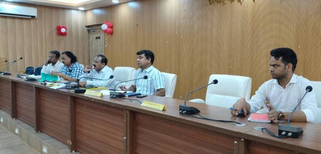 आज दिनांक 24.09.2026 को जिलाधिकारी, रोहतास श्री दीपक कुमार मिश्रा की अध्यक्षता में राजस्व विभाग से संबंधित कार्यों की समीक्षा बैठक आयोजित की गई। बैठक में अपर समाहर्ता श्री ललित भूषण रंजन, राजस्व प्रभारी मोहम्मद जफर हसन, विशेष कार्य पदाधिकारी, सभी अंचलाधिकारी एवं भूमि सुधार उप समाहर्ता उपस्थित रहे।
बैठक में जिले के सभी अंचलों में चल रहे राजस्व कार्यों की समीक्षा की गई। इस दौरान दाखिल-खारिज, परिमार्जन, परिमार्जन प्लस, अभियान बसेरा, ई-मापी, जमाबंदी सहित अन्य राजस्व कार्यों की प्रगति एवं लंबित मामलों की जानकारी ली गई।
जिलाधिकारी ने सभी अंचलाधिकारियों को निर्देश दिया कि राजस्व एवं भूमि सुधार विभाग द्वारा निर्धारित दिशा-निर्देश एवं समय-सीमा के अनुसार मामलों का निष्पादन सुनिश्चित करें। उन्होंने कहा कि राजस्व मामलों में अनावश्यक देरी नहीं होनी चाहिए तथा लंबित मामलों की नियमित समीक्षा कर प्राथमिकता के आधार पर कार्रवाई की जाए।
अभियान बसेरा की समीक्षा के दौरान सभी अंचलाधिकारियों को पात्र लाभुकों से संबंधित आवेदन प्राप्त करने एवं नियमानुसार जांच करते हुए उन्हें योजना का लाभ दिलाने का निदेश दिया गया। दाखिल-खारिज एवं परिमार्जन मामलों की समीक्षा के दौरान जिलाधिकारी ने ऑनलाइन जमाबंदी में त्रुटियों के सुधार तथा लंबित मामलों के शीघ्र निष्पादन करने को कहा। उन्होंने ई-मापी से संबंधित आवेदनों का भी समयबद्ध निष्पादन सुनिश्चित करने का निर्देश दिया।
जिलाधिकारी ने कहा कि लोगों को राजस्व से जुड़ी सेवाओं का लाभ समय पर मिले, इसके लिए सभी अधिकारी अपने स्तर से लंबित मामलों की लगातार निगरानी करें।
#IPRD
#BiharGovernment
#PublicService
#ReviewMeeting
#CMSamrat
#samratchoudhary
Information & Public Relations Department, Government of Bihar
Revenue and Land Reforms Dept, Govt. of Bihar