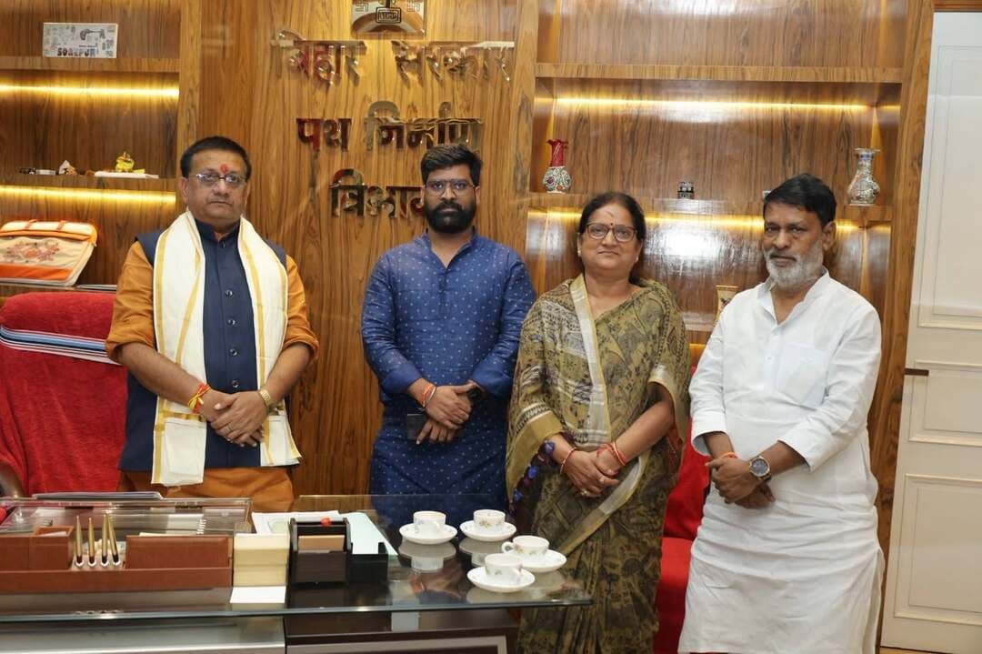 परिहार के विकास को लेकर विधायक गायत्री देवी ने पथ निर्माण मंत्री से की मुलाकात।
क्षेत्र की सड़क, आवागमन और जनसमस्याओं को लेकर मंत्री के समक्ष रखी मांगें, विकास कार्यों में तेजी पर हुई चर्चा
सीतामढ़ी/परिहार। परिहार विधानसभा क्षेत्र में विकास कार्यों को गति देने और आम लोगों से जुड़ी समस्याओं के समाधान को लेकर परिहार विधायक गायत्री देवी ने बिहार सरकार के पथ निर्माण मंत्री ई. कुमार शैलेन्द्र से शिष्टाचार मुलाकात की। मुलाकात के दौरान विधायक ने क्षेत्र की विभिन्न जनसमस्याओं एवं विकास से जुड़े महत्वपूर्ण विषयों को मंत्री के समक्ष प्रमुखता से रखा।
विधायक गायत्री देवी ने क्षेत्र की सड़क व्यवस्था, बेहतर आवागमन और आधारभूत संरचना से जुड़े मुद्दों पर विस्तार से चर्चा करते हुए जनहित में आवश्यक पहल की मांग रखी। उन्होंने कहा कि ग्रामीण एवं सीमावर्ती क्षेत्रों के विकास के लिए बेहतर सड़क संपर्क बेहद जरूरी है। सड़कें मजबूत होंगी तो आम लोगों के साथ-साथ व्यापार, शिक्षा, स्वास्थ्य और कृषि क्षेत्र को भी इसका सीधा लाभ मिलेगा।
मुलाकात के दौरान विधायक ने परिहार विधानसभा क्षेत्र की जनता की अपेक्षाओं और क्षेत्र की जमीनी समस्याओं से मंत्री को अवगत कराया। उन्होंने विकास योजनाओं को प्राथमिकता के आधार पर आगे बढ़ाने तथा लंबित कार्यों में तेजी लाने की दिशा में पहल का आग्रह किया।
इस अवसर पर पूर्व विधायक राम नरेश प्रसाद यादव एवं युवा मोर्चा शिवहर प्रभारी अंकुश यादव भी मौजूद रहे।
विधायक गायत्री देवी ने कहा कि परिहार विधानसभा क्षेत्र का सर्वांगीण विकास और जनता की समस्याओं का समाधान उनकी प्राथमिकता है। क्षेत्र की मूलभूत सुविधाओं को मजबूत करने के लिए संबंधित विभागों एवं सरकार के स्तर पर लगातार प्रयास किए जाएंगे।
मुलाकात को क्षेत्र के विकास से जुड़े महत्वपूर्ण मुद्दों को सरकार के स्तर तक पहुंचाने की दिशा में अहम पहल के रूप में देखा जा रहा है।