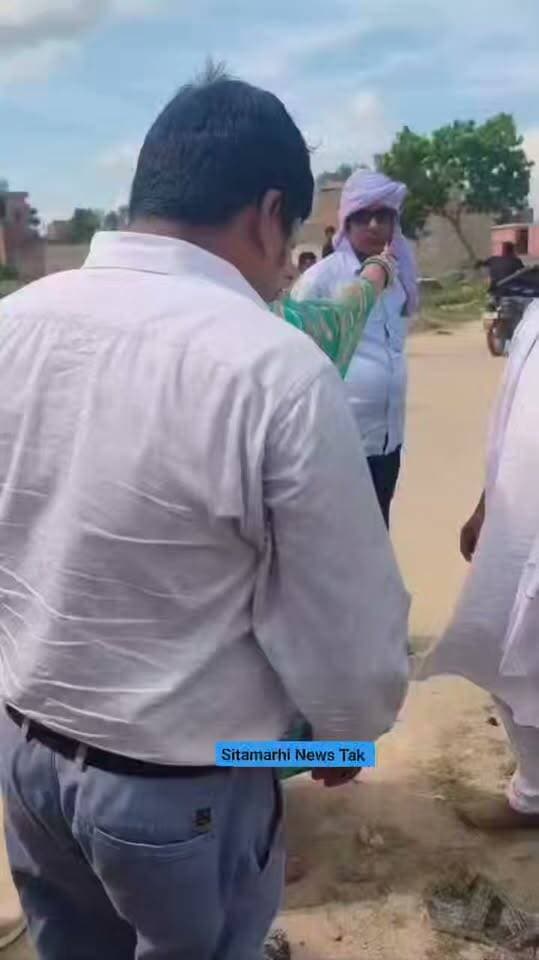 परिहार उत्तरी पंचायत की महिला मुखिया और बाबा मुन्ने सिद्दीकी के बीच नोकझोंक, विवाद का वीडियो सामने आया।
#परिहार #सीतामढ़ी #परिहारउत्तरी #महिलामुखिया #बाबामुन्नेसिद्दीकी #नोकझोंक #विवाद #वायरलवीडियो #सीतामढ़ीन्यूज #बिहारन्यूज #लोकलन्यूज #ताजा_खबर