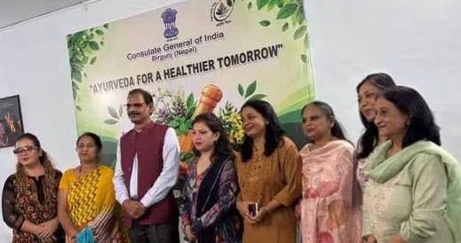 आयुर्वेद केवल उपचार नहीं, स्वस्थ जीवनशैली का आधार : देवी सहाय मीणा
बीरगंज स्थित भारतीय महावाणिज्य दूतावास परिसर में आयुर्वेद दिवस पर आयोजित हुआ समारोह, वक्ताओं ने दैनिक जीवन में आयुर्वेद अपनाने पर दिया जोर
बीरगंज (नेपाल)। नेपाल के बीरगंज स्थित भारतीय महावाणिज्य दूतावास परिसर में आयुर्वेद दिवस के उपलक्ष्य में समारोह का आयोजन किया गया। कार्यक्रम में भारतीय महावाणिज्यदूत महामहिम देवी सहाय मीणा ने ‘स्वस्थ कल के लिए आयुर्वेद’ विषय पर अपने विचार व्यक्त किए।
महावाणिज्यदूत देवी सहाय मीणा ने कहा कि आयुर्वेद केवल रोगों के उपचार तक सीमित नहीं है, बल्कि यह स्वस्थ जीवनशैली, संतुलित खानपान और प्राकृतिक उपचार पद्धति का समग्र माध्यम है। उन्होंने कहा कि आयुर्वेद की उपयोगिता और महत्व को नई पीढ़ी तक पहुंचाना आवश्यक है।
उन्होंने मानव जीवन को स्वस्थ एवं संतुलित बनाए रखने में आयुर्वेद की भूमिका पर प्रकाश डालते हुए कहा कि भारत और नेपाल के बीच सांस्कृतिक एवं चिकित्सकीय संबंधों को मजबूत करने में भी आयुर्वेद की महत्वपूर्ण भूमिका रही है।
समारोह में डॉ. शिव नारायण गुप्ता, डॉ. देवेश चंद्र पाठक, डॉ. महारूद्र ठाकुर, डॉ. पुनीता केशरी, डॉ. राहुल विक्रम साह सहित अन्य वक्ताओं ने आयुर्वेद के महत्व, दैनिक जीवन में इसके उपयोग, प्राकृतिक चिकित्सा पद्धति के विभिन्न पहलुओं तथा आधुनिक स्वास्थ्य प्रणाली के साथ आयुर्वेद की उपयोगिता पर विस्तार से विचार रखे।
कार्यक्रम में वाणिज्यदूत मनीष दास, वाणिज्यदूत अजय जैन, बीरगंज उद्योग वाणिज्य संघ के उपाध्यक्ष माधव राजपाल, आजीवन सदस्य लायन आर.एस. खेतान, पत्रकार राहुल कुमार गुप्ता, समाजसेवी संजय अग्रवाल, कीर्ति अग्रवाल, सोनी अग्रवाल, पिया सिंह, रेणुका गिरी, गुड्डी जोशी, प्रसिद्धि आनंद, पत्रकार दीपेन्द्र प्रजापति, शिव गोयल सहित उद्योगपति, व्यापारी, बुद्धिजीवी, आयुर्वेद प्रेमी, दूतावास के पदाधिकारी एवं कर्मचारी तथा महिला-पुरुष बड़ी संख्या में उपस्थित रहे।
कार्यक्रम के सफल आयोजन एवं सहभागियों के प्रति वाणिज्यदूत मनीष दूधपुरी ने धन्यवाद ज्ञापित किया।