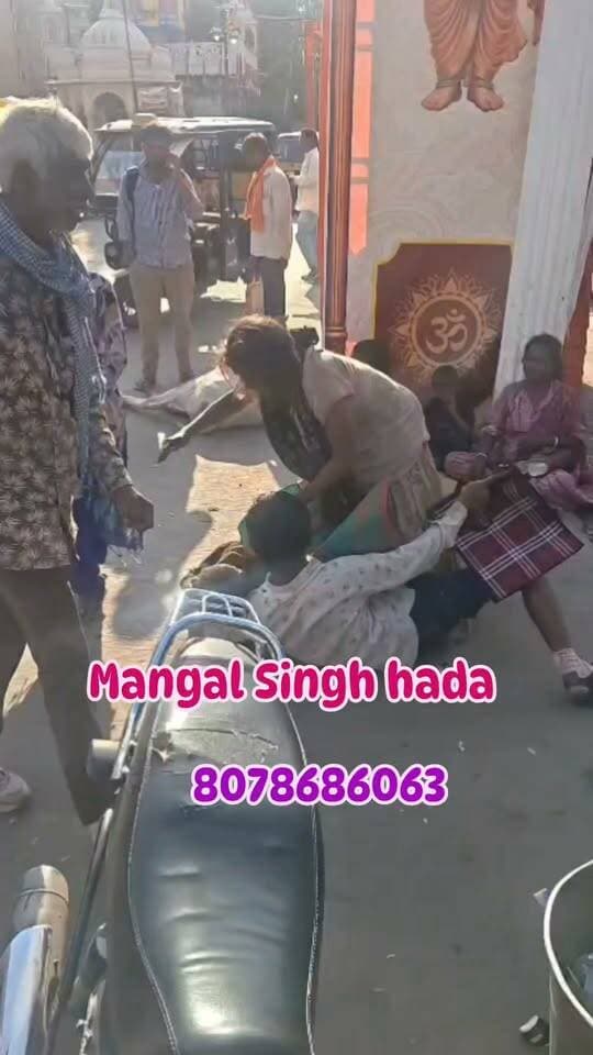 भीमगंज मंडी में छेड़छाड़ पर हंगामा
🚨 भीमगंज मंडी में छेड़छाड़ को लेकर हंगामा!
कोटा शहर के भीमगंज मंडी क्षेत्र के मुख्य बाजार में कल शाम महिला से छेड़छाड़ के आरोप को लेकर एक युवक की लोगों ने जमकर पिटाई कर दी। घटना के बाद बाजार में कुछ देर के लिए अफरा-तफरी का माहौल नजर आया।
📍 मामले को लेकर क्षेत्र में चर्चा तेज
📰 जर्नलिस्ट मंगल सिंह हाडा
कोटा की हर लेटेस्ट खबर से अपडेट रहने के लिए हमारे फेसबुक पेज को FOLLOW जरूर करें। वीरल
👉 पोस्ट को दबा-दबा कर SHARE करें और COMMENT में अपनी राय बताएं।
#Kota #KotaNews #KotaBreaking #BhimganjMandi #KotaCity #BreakingNews #MangalSinghHada #RajasthanNews