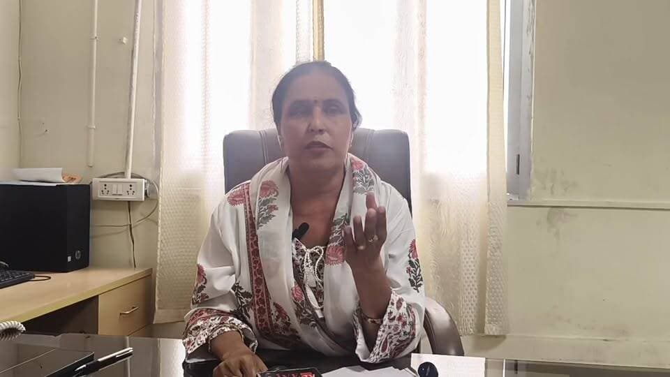 Live: नाहन मेडिकल कॉलेज में वि*वादों से गिरी सुप्रिडेंट ग्रेड -2 हेमलता वर्मा ने रखा मीडिया के सामने अपना पक्ष...
