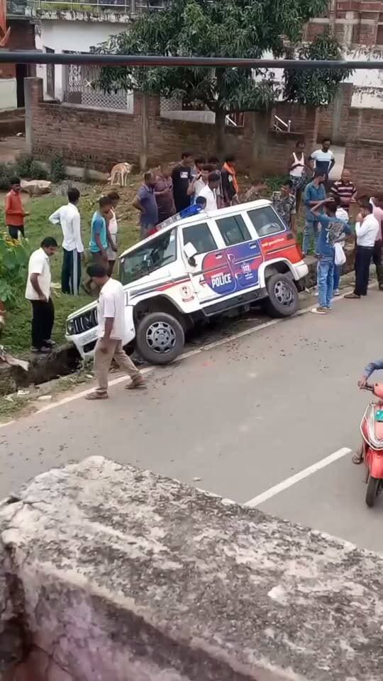 बालू गाड़ी पकड़ने की होड़ में तेज रफ्तार, पुलिस वाहन दुर्घटनाग्रस्त