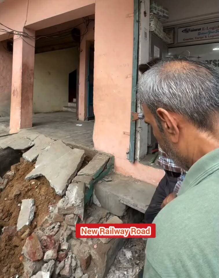 गुरुग्राम को अतिक्रमण मुक्त करवाने के लिए गुरुग्राम डीटीपी अधिकारी आर एस भाट का प्रयास जारी हैं और हमेशा रहेगा। डीटीपी अधिकारी आर एस भाट का अतिक्रमणकारियों को सख्त आदेश या तो खुद अतिक्रमण हटाओ वर्ना मैं अतिक्रमण हटाने के लिए हुं तैयार 🙏#reels #gurugramncrnews #gurugram #rsbatth #viralvideo
