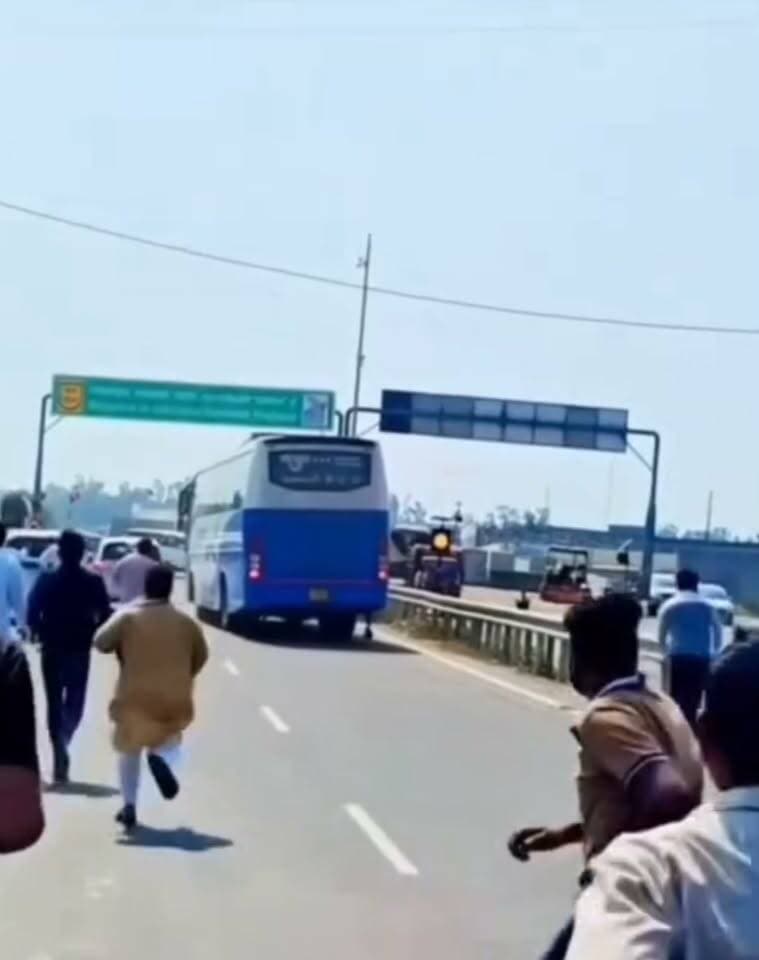 राजस्थान के तिजारा (अलवर) से एक हैरान कर देने वाला मामला सामने आया है, जहां कांग्रेस के निर्वाचित पार्षदों को पुलिस और भाजपा के चंगुल से छुड़ाने के लिए अनोखा कदम उठाना पड़ा। हालात इतने बिगड़ गए कि पार्षदों को अपनी जान बचाने और लोकतंत्र की रक्षा के लिए चलती बस के शीशे तोड़कर बाहर कूदना पड़ा। इस दौरान बस में मौजूद महिला पार्षद भी अपनी जान जोखिम में डालकर बाहर निकलीं।मिली जानकारी के अनुसार, पार्षदों ने तमाम बाधाओं को पार करते हुए रात 10 बजे किसी तरह पुलिस के शिकंजे से खुद को मुक्त कराया और तिजारा पहुंचकर अपना मतदान पूरा किया, जिसके बाद कांग्रेस की जीत सुनिश्चित हुई। इस पूरी घटना का वीडियो सोशल मीडिया पर तेजी से वायरल हो रहा है और राजनीतिक गलियारों में हड़कंप मच गया है। . . . . . . .#tijara #rajasthan #congress #bjp