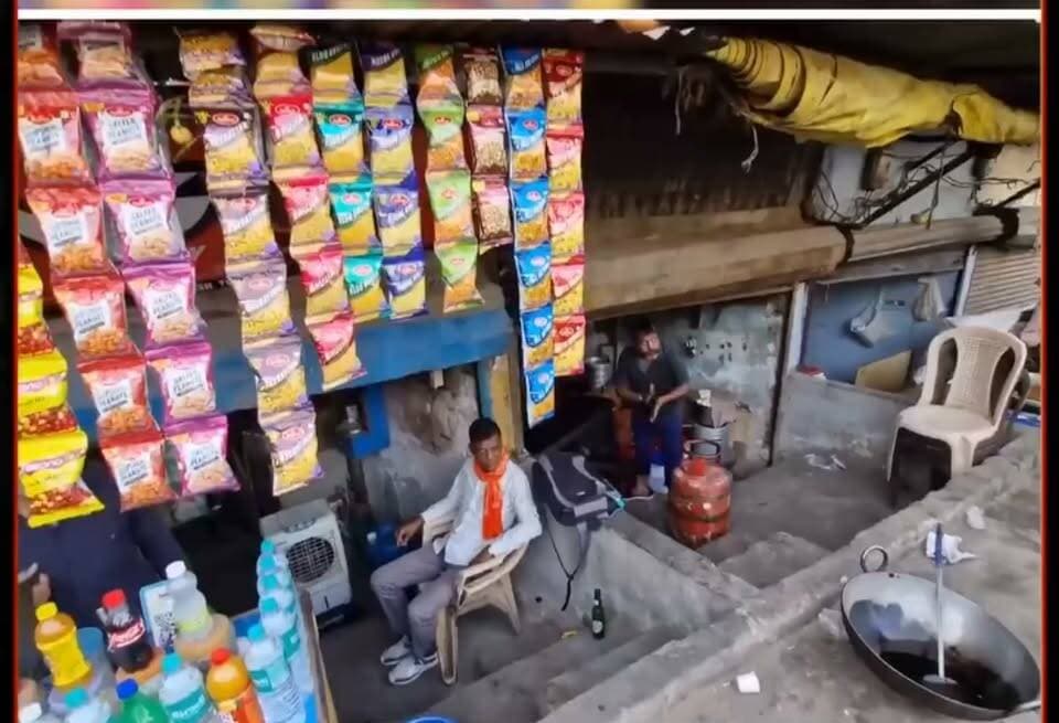 चार बार समझा चुका हूं… जो समझा रहा हूं, समझ जाओ!” 🚨 Gurugram में Anti-Encroachment Drive के दौरान R.S. Batth अपनी टीम के साथ एक Market में पहुंचे, जहां Main Chowk और दुकानों के आसपास की स्थिति को लेकर बातचीत हुई। एक दुकानदार से Batth ने कहा—“आपकी छोटी दुकान है, आप काम करो… मुझे आपके काम से कोई दिक्कत नहीं है।” लेकिन इसके बाद उन्होंने कहा—“इधर-उधर की बात मत करो मेरे साथ… चार बार समझा चुका हूं।” Batth ने Main Chowk, Grill पर लगाए गए सामान और आसपास के Construction को लेकर भी सवाल उठाए और रास्ता व्यवस्थित रखने की बात कही। ⚠️ “चार बार समझा चुका हूं” Batth का मौके पर दिया गया बयान है। इसे चार Written Notices जारी होने की पुष्टि न माना जाए। किसी Construction या हिस्से की अंतिम कानूनी स्थिति Official Records और लागू नियमों से तय होगी। ❓ अब सवाल—क्या अगला कदम Enforcement Action होगा? 👇 अपनी राय Comment में बताइए। #RSBatth #Gurugram #Encroachment #AntiEncroachment #GurugramMarket #Gurugram #Gurgaon