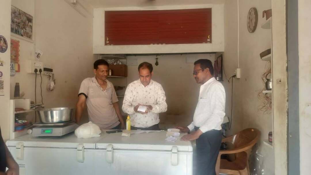 शामगढ़ में खाद्य विभाग अधिकारी धीरेन्द्रसिंह जादौन एवं नायब तहसीलदार भीमसिंह खराड़ी साथ पुलिस प्रशासन कि टीम ने श्री नाथ मावा भंडार,और जिशान दूध डेयरी शामगढ़ साथ सगोरिया में प्रकाश नमकीन पर ओचक निरीक्षण किया है साथी ही सेंपलिंग कि कार्यवाही कि गई...