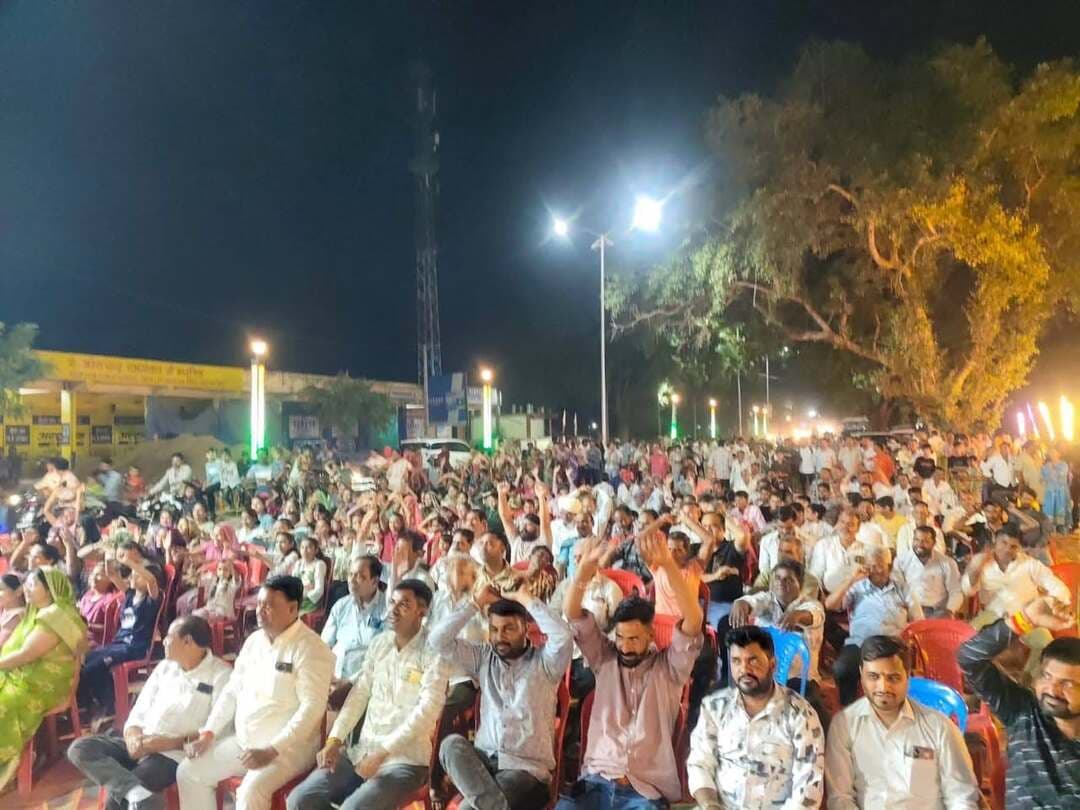 सुवासरा में 85 लाख की लागत से निर्मित शिवाजी पार्क का लोकार्पण
सुवासरा। नगर में 85 लाख रुपए की लागत से निर्मित शिवाजी पार्क का विगत रात्रि अनावरण कर जनहित में समर्पित किया गया। लोकार्पण कार्यक्रम में क्षेत्रीय विधायक हरदीप सिंह डंग सहित बड़ी संख्या में जनप्रतिनिधि एवं पार्टी पदाधिकारी मौजूद रहे।
इस अवसर पर विधायक हरदीप सिंह डंग ने कहा कि शिवाजी पार्क नगरवासियों के लिए एक सौगात है। उद्यान किसी भी शहर की सुंदरता और पहचान बढ़ाने में महत्वपूर्ण भूमिका निभाते हैं। उन्होंने नगरवासियों से पार्क की सुंदरता बनाए रखने, स्वच्छता का विशेष ध्यान रखने और इसका बेहतर उपयोग करने की अपील की।
कार्यक्रम के दौरान उपस्थित जनप्रतिनिधियों एवं नागरिकों ने पार्क के विकास कार्य का अवलोकन किया। पार्क के शुरू होने से नगरवासियों को हरियाली एवं मनोरंजन के लिए एक नया सार्वजनिक स्थल उपलब्ध हुआ है।