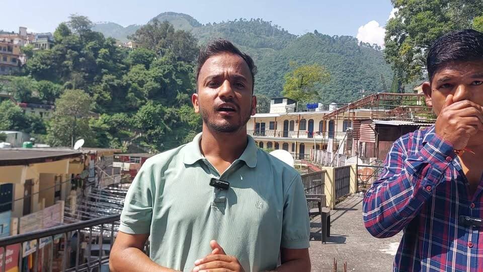 🚨 रुद्रप्रयाग में राजकीय शिक्षा व्यवस्था गहरे संकट में!
जनपद के 106 राजकीय इंटर कॉलेजों में सिर्फ 2 में स्थायी प्रधानाचार्य, जबकि 104 विद्यालय प्रभारी प्रधानाचार्यों के भरोसे संचालित हो रहे हैं। हालात यह हैं कि प्रवक्ताओं को भी प्रभारी प्रधानाचार्य का अतिरिक्त दायित्व सौंपा जा रहा है।
📌 सूचना के अधिकार में हुआ बड़ा खुलासा!
आखिर सरकारी विद्यालयों में प्रधानाचार्यों के पद खाली क्यों हैं? इसका असर शिक्षा व्यवस्था और विद्यालयों के संचालन पर कितना पड़ रहा है?
इस पूरे मामले पर सामाजिक कार्यकर्ता विजय लाल से सीधी बात।
🎥 देखिए पूरी रिपोर्ट और जानिए शिक्षा व्यवस्था की जमीनी हकीकत।
#रुद्रप्रयाग #शिक्षा #राजकीयविद्यालय #इंटरकॉलेज #प्रधानाचार्य #RTI #विजयलाल #उत्तराखंड #EducationCrisis