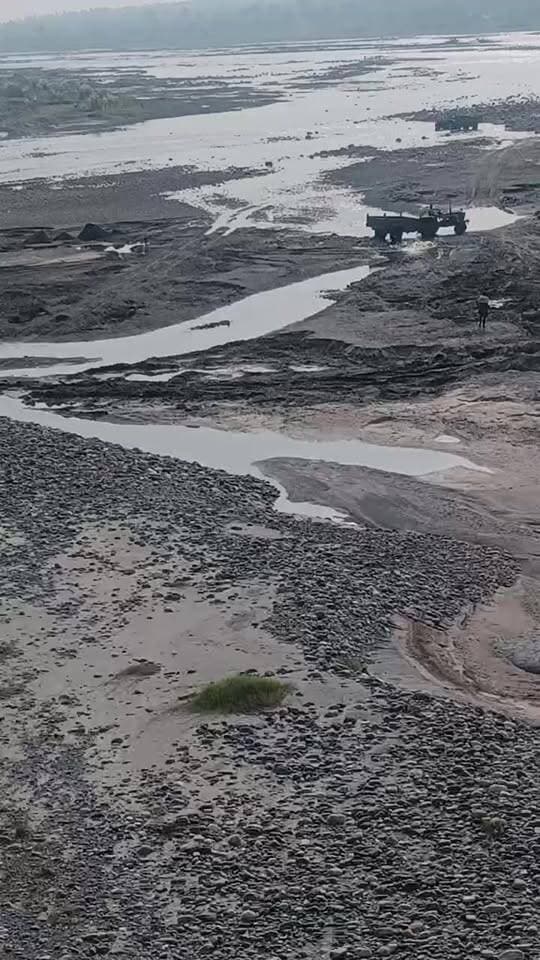 ये नहीं मानेंगे... हिमाचल और उत्तराखंड को जोड़ने वाले यमुना पुल के नीचे खनन, दोनों तरफ कुल्हाल बैरियर पर उत्तराखंड पुलिस और यमुना घाट बैरियर हिमाचल पुलिस रहती है तैनात