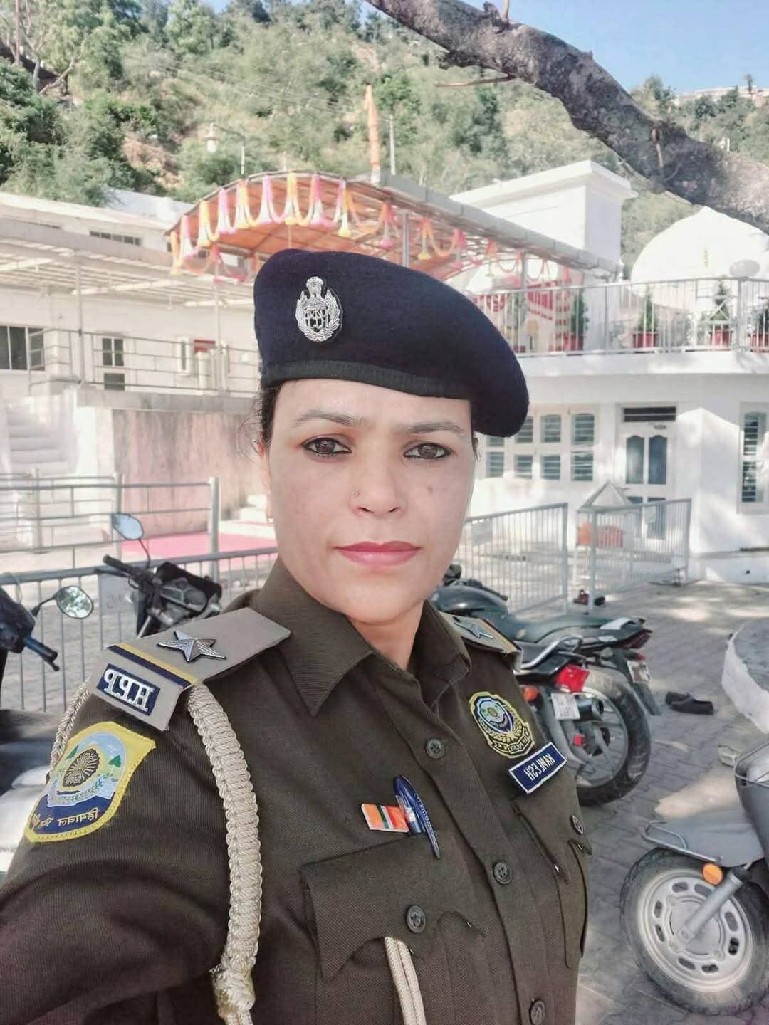 हौसले की उड़ान: संयुक्त राष्ट्र शांति मिशन में एएसआई कमलेश कुमारी का चयन
---- दक्षिण सूडान में निभाएंगी शांति स्थापना की जिम्मेदारी
... वर्दी वही है, जिम्मेदारी अब अंतरराष्ट्रीय होगी। हिमाचल प्रदेश पुलिस की सहायक उपनिरीक्षक कमलेश कुमारी ने अपनी मेहनत, लगन और अदम्य साहस के बल पर बड़ी उपलब्धि हासिल की है। उनका चयन दक्षिण सूडान स्थित संयुक्त राष्ट्र शांति मिशन के लिए हुआ है। अब कमलेश कुमारी हजारों किलोमीटर दूर दक्षिण सूडान में शांति स्थापना से जुड़ी जिम्मेदारियां निभाएंगी। उनकी इस उपलब्धि से हिमाचल पुलिस ही नहीं, बल्कि पूरे प्रदेश का गौरव बढ़ा है। संयुक्त राष्ट्र के शांति मिशन के लिए चयनित होने के बाद कमलेश कुमारी के विदेश जाने का मार्ग भी प्रशस्त हो गया है। प्रदेश सरकार के गृह विभाग ने उन्हें संयुक्त राष्ट्र मिशन में सेवाएं देने के लिए हिमाचल पुलिस से कार्यमुक्त करने की स्वीकृति प्रदान कर दी है। इस संबंध में सरकार की ओर से आदेश जारी किए गए हैं। संयुक्त राष्ट्र के शांति मिशन में नियुक्ति के लिए निर्धारित चयन प्रक्रिया से गुजरना पड़ता है। कमलेश कुमारी ने इस प्रक्रिया की कसौटी पर खरा उतरते हुए यह उपलब्धि हासिल की है। सरकारी आदेश के अनुसार हिमाचल पुलिस से कार्यमुक्त होने के बाद कमलेश कुमारी को नई दिल्ली के तिगड़ी-मदनपुर स्थित 22वीं वाहिनी भारत-तिब्बत सीमा पुलिस बल के राष्ट्रीय संयुक्त राष्ट्र पुलिस केंद्र में उपस्थित होना होगा। यहां मिशन पर जाने से पहले आवश्यक प्रक्रियाएं पूरी की जाएंगी। प्रदेश सरकार ने पुलिस महानिदेशक को कमलेश कुमारी की रवानगी से संबंधित आवश्यक कार्रवाई पूरी करने तथा केंद्रीय गृह मंत्रालय और संबंधित विभागों को सूचना उपलब्ध करवाने के निर्देश दिए हैं।
संघर्षग्रस्त क्षेत्र में निभानी होगी बड़ी जिम्मेदारी
दक्षिण सूडान लंबे समय से संघर्ष और अस्थिरता से प्रभावित रहा है। ऐसे क्षेत्र में संयुक्त राष्ट्र के शांति मिशन का हिस्सा बनना महत्वपूर्ण
दायित्व है। कमलेश कुमारी वहां शांति और सुरक्षा से संबंधित निर्धारित जिम्मेदारियों का निर्वहन करेंगी।
मां-बाप के सपनों से विश्व मंच तक
कमलेश कुमारी की यह सफलता केवल उनकी व्यक्तिगत उपलब्धि नहीं है। इसके पीछे मां-बाप का साथ, परिवार के संस्कार और बेटी का वर्षों का परिश्रम जुड़ा है। छोटे से गांव से निकलकर पुलिस सेवा में अपनी पहचान बनाने वाली कमलेश अब अंतरराष्ट्रीय स्तर पर देश और हिमाचल का प्रतिनिधित्व करेंगी। जिस बेटी ने कभी गांव की पगडंडियों पर चलकर अपने सपनों की ओर कदम बढ़ाए
थे, आज वही बेटी संयुक्त राष्ट्र के शांति मिशन तक पहुंच गई है। कमलेश कुमारी की यह सफलता उन असंख्य बेटियों के लिए प्रेरणा है, जो छोटे गांवों में रहकर बड़े सपने देखती हैं और उन्हें पूरा करने का साहस रखती हैं।