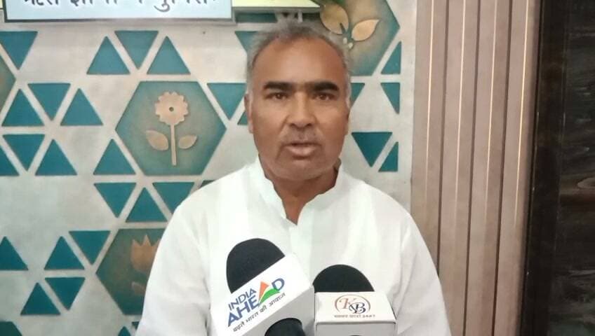 भाजपा पूरी दमखम से लड़ेगी बारां जिले में पंचायत राज चुनाव, बारां जिले में विगत 5 वर्षों से कांग्रेस के जिला प्रमुख ने पंचायत राज में पर्याप्त भ्रष्टाचार फैला रखा है और हम इस भ्रष्टाचार व विकास के मुद्दे को लेकर आगामी पंचायत राज चुनाव के लिए मैदान में उतरेंगे-
कृष्ण मुरारी दिलावर,
पूर्व सरपंच चरड़ाना,
अटरू नगर पालिका वार्ड पार्षद एवं भाजपा से अटरू नगर पालिका के अध्यक्ष पद के प्रत्याशी