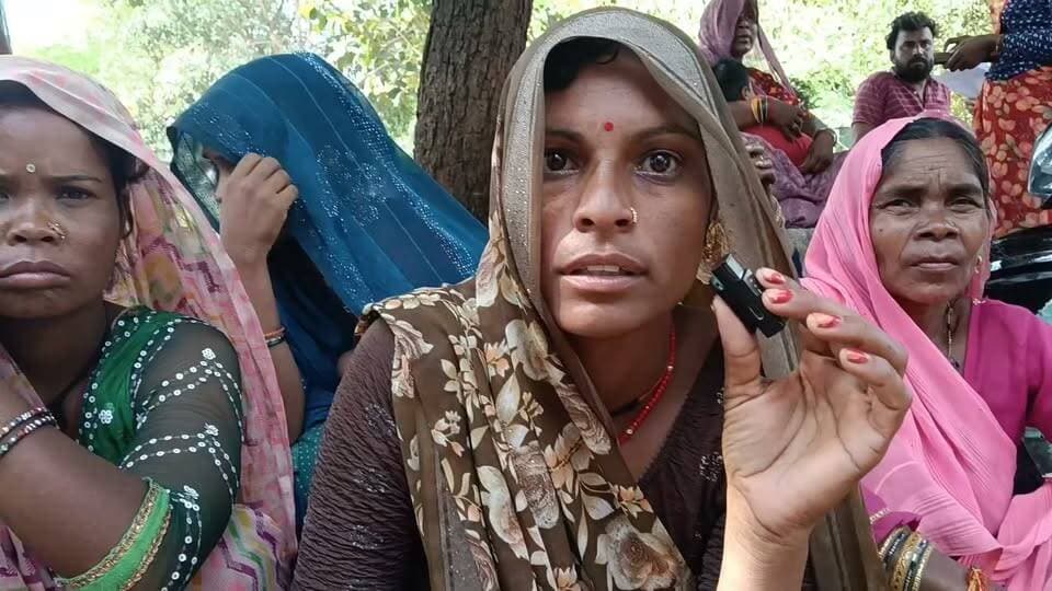 दैवीय में शराब बंद कराने महिलाओं ने उठाई आवाज, पिछोर थाने पहुंचकर की शिकायत
पिछोर। क्षेत्र के ग्राम दैवीय में शराब की बिक्री को लेकर महिलाओं ने मोर्चा खोल दिया है। गांव में शराब की बिक्री बंद कराने की मांग को लेकर महिलाओं ने एकजुट होकर आवाज उठाई और शिकायत लेकर पिछोर थाने पहुंचीं।
महिलाओं का आरोप है कि गांव में शराब की बिक्री से परिवारों पर प्रतिकूल असर पड़ रहा है। उनका कहना है कि शराब के कारण गांव का माहौल प्रभावित हो रहा है और कई परिवारों को परेशानियों का सामना करना पड़ रहा है।
महिलाओं ने पुलिस से मांग की कि गांव में शराब की बिक्री से जुड़े मामलों की जांच कराई जाए। यदि जांच में अवैध रूप से शराब का कारोबार पाया जाता है तो संबंधित लोगों के खिलाफ नियमानुसार कार्रवाई की जाए।
महिलाओं ने प्रशासन से गांव में शराब की अवैध बिक्री पर प्रभावी रोक लगाने तथा शिकायत के आधार पर आवश्यक कार्रवाई करने की मांग की है। महिलाओं का कहना है कि वे गांव में शांतिपूर्ण और सुरक्षित माहौल चाहती हैं।