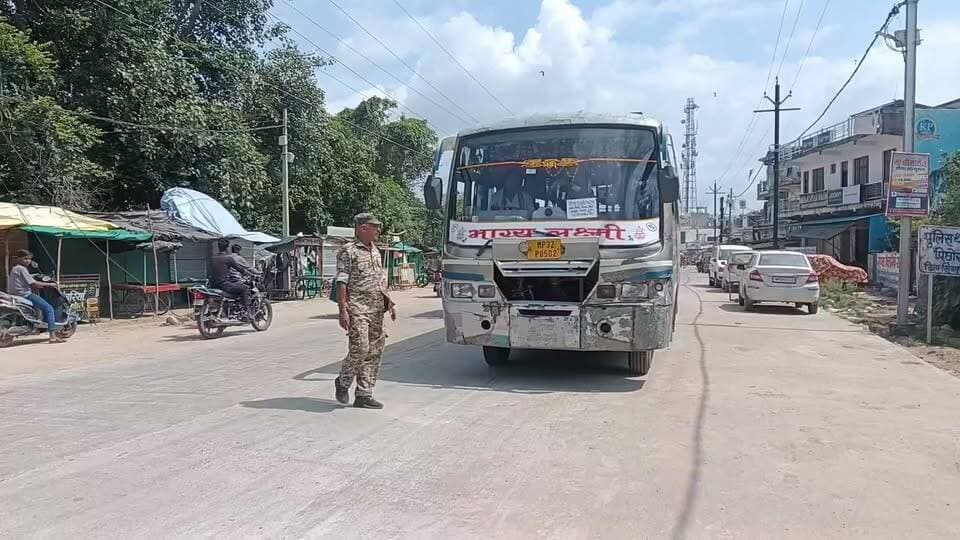 पिछोर में RTO की दबिश, बस पर कसा शिकंजा
बस का चालान काटकर थाने में कराया खड़ा, चेकिंग अभियान से वाहन संचालकों में हलचल
पिछोर। नगर में गुरुवार को RTO विभाग ने वाहन चेकिंग अभियान चलाते हुए कार्रवाई की। चेकिंग के दौरान एक बस के दस्तावेजों और वाहन संबंधी नियमों की जांच की गई। जांच के बाद संबंधित बस का चालान काटकर उसे पिछोर थाने में खड़ा कराया गया।
RTO की कार्रवाई के बाद क्षेत्र में वाहन संचालकों के बीच हलचल देखने को मिली। लंबे समय बाद वाहन जांच को लेकर विभाग की सक्रियता सामने आने से अब अन्य बसों, चार पहिया वाहनों और व्यावसायिक वाहनों की भी जांच किए जाने की उम्मीद है।
वाहन चालकों और यात्रियों की सुरक्षा के लिहाज से फिटनेस, परमिट, बीमा, प्रदूषण प्रमाण-पत्र सहित आवश्यक दस्तावेजों की नियमित जांच महत्वपूर्ण है। ऐसे में RTO की इस कार्रवाई के बाद क्षेत्र में आगामी चेकिंग अभियान को लेकर वाहन संचालकों की नजर बनी हुई है।
P.NEWZ INDIA | पत्रकार राम मनोहर मिश्रा
सच के साथ हर कदम