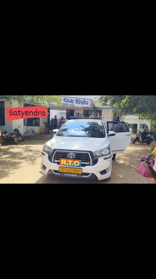 पिछोर में RTO की कार्रवाई, बिना दस्तावेज वाली बस को थाने में खड़ा कराया
पिछोर- गुरुवार को पिछोर नगर में RTO विभाग द्वारा सघन वाहन चेकिंग अभियान चलाया गया। इस दौरान नियमों का उल्लंघन करने पर एक बस पर कार्रवाई करते हुए बस को पिछोर थाने में खड़ा कराया गया है।
RTO की इस अचानक कार्रवाई के बाद से वाहन संचालकों में हड़कंप मचा हुआ है। बताया गया है कि आने वाले दिनों में अन्य वाहनों पर भी इसी तरह कार्रवाई जारी रहेगी क्या कुछ कहा परिवहन उप निरीक्षक ने सुनिए👇👇
#Pichhore #Shivpuri #RTOAction #MPNews #BreakingNews